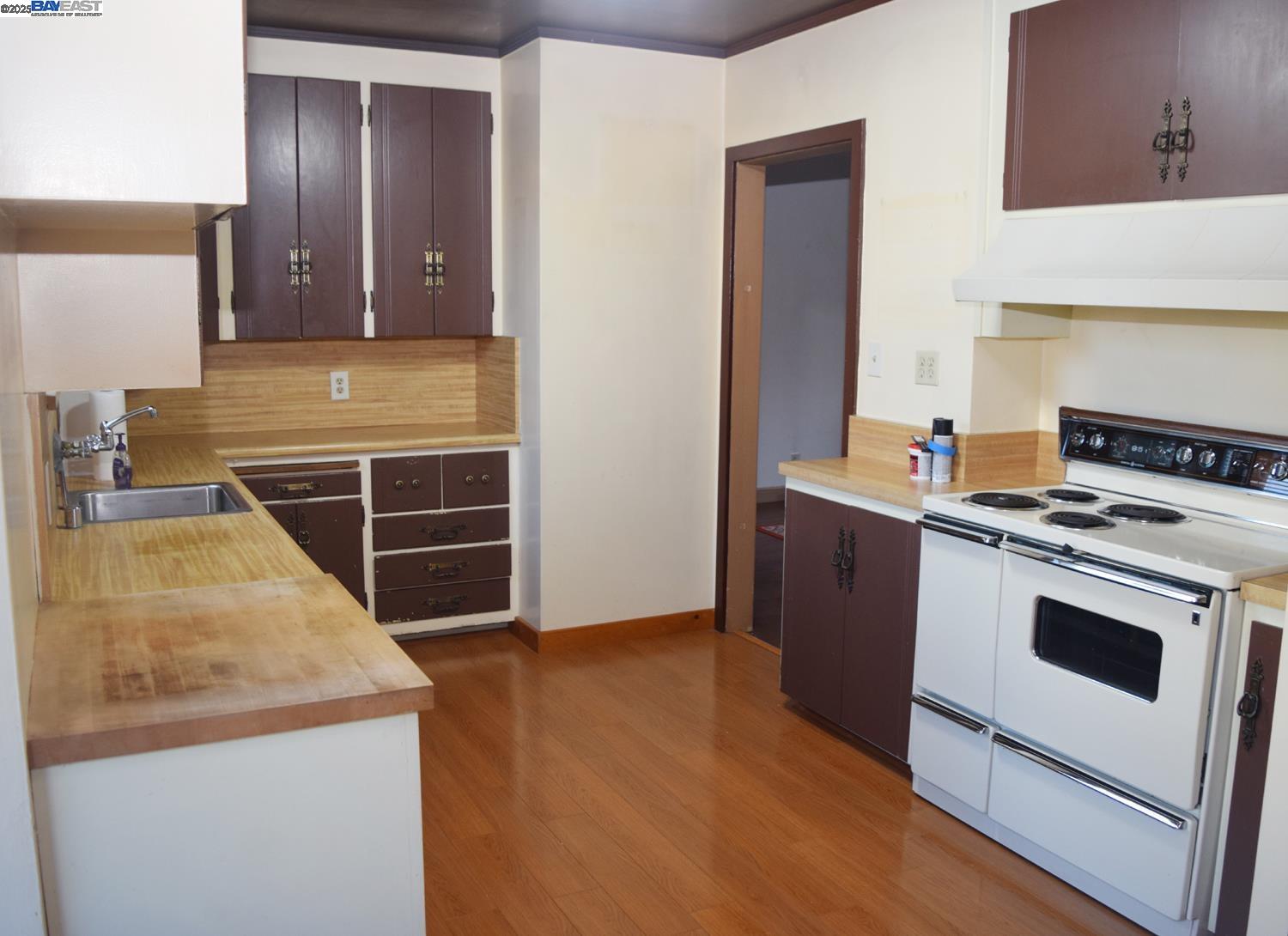 Detail Gallery Image 10 of 22 For 975 Pearl St, Alameda,  CA 94501 - 2 Beds | 2 Baths