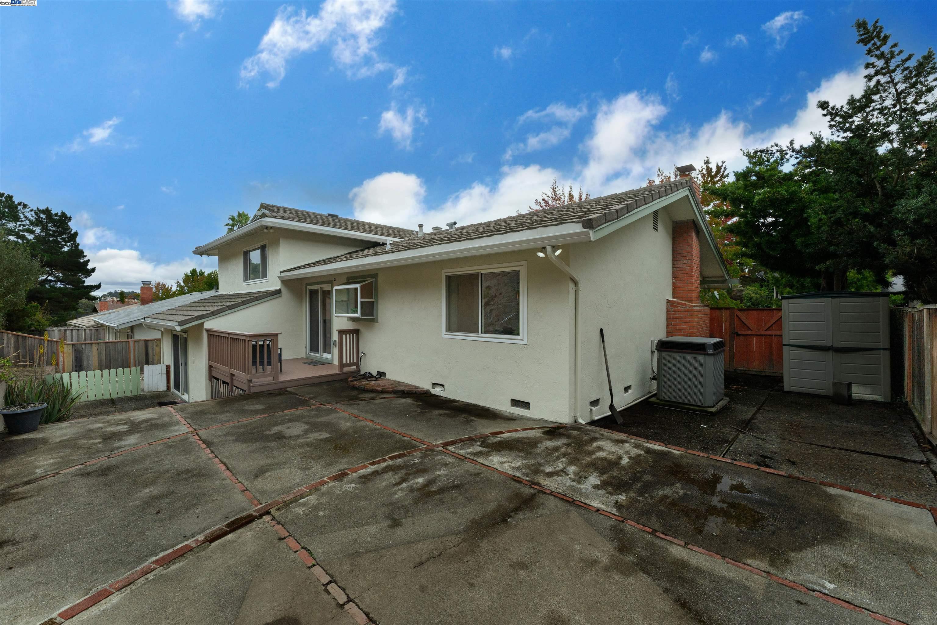 Detail Gallery Image 38 of 40 For 7684 Surrey Ln, Oakland,  CA 94605 - 4 Beds | 2/1 Baths