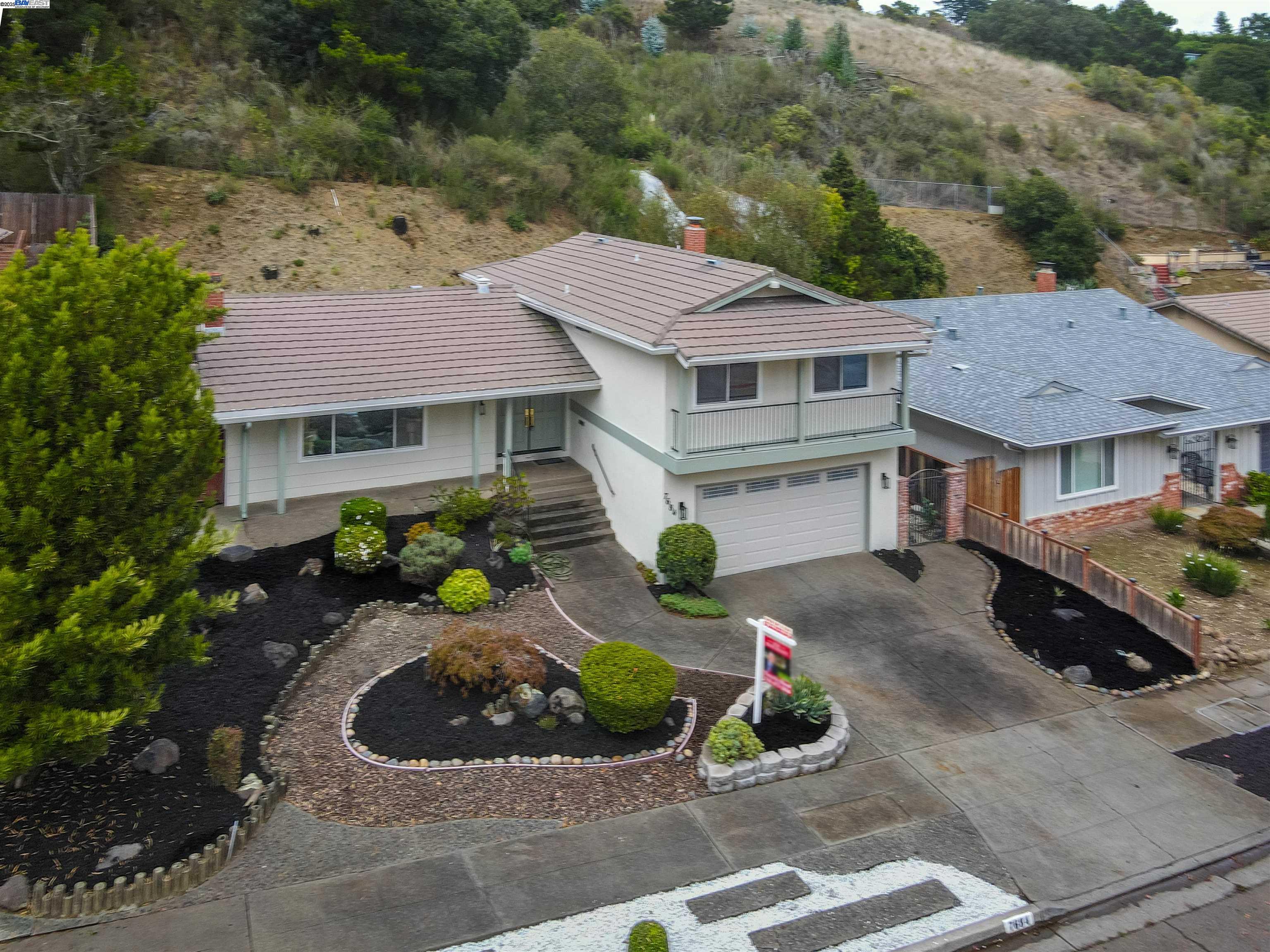 Detail Gallery Image 6 of 40 For 7684 Surrey Ln, Oakland,  CA 94605 - 4 Beds | 2/1 Baths