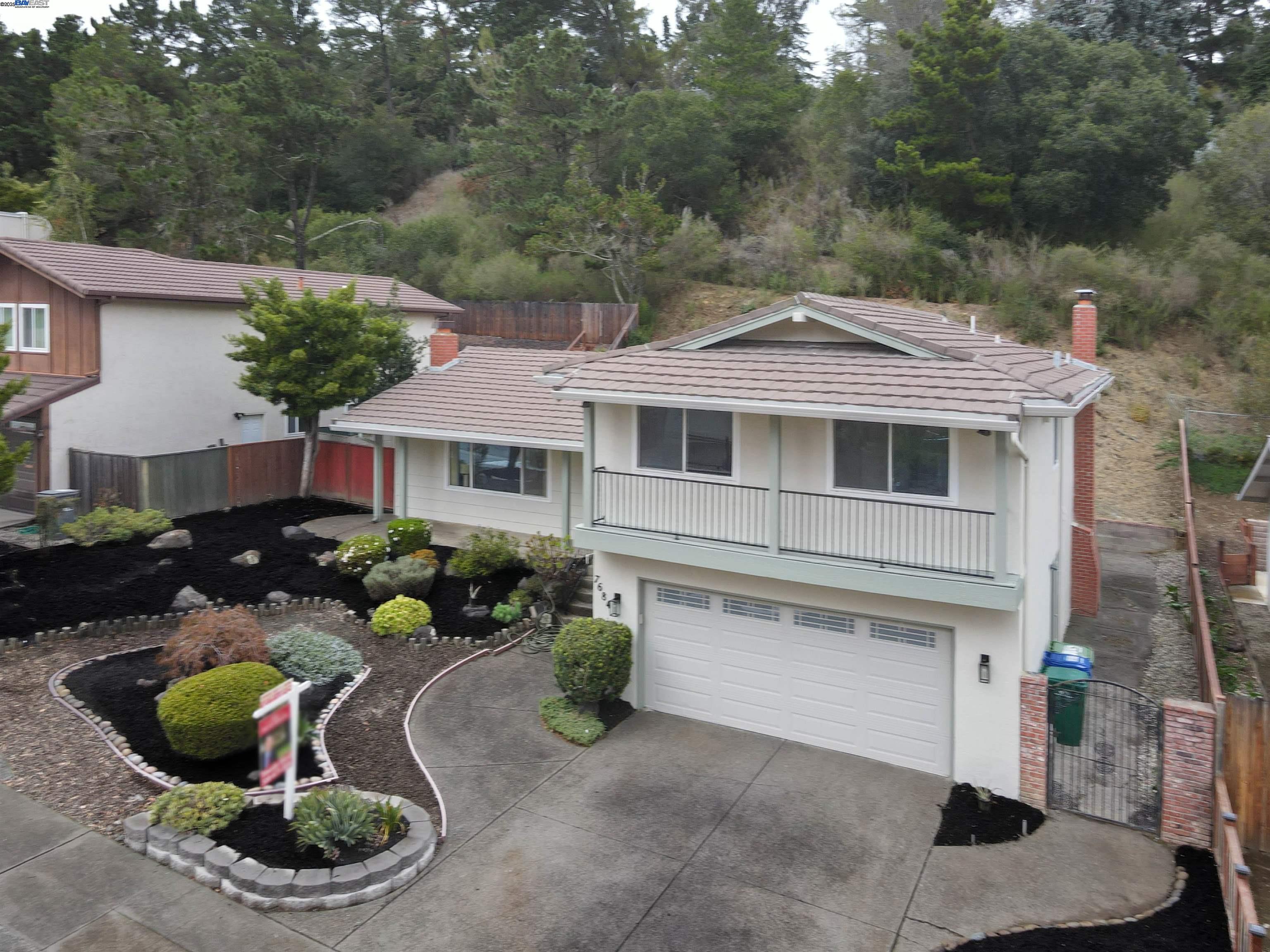 Detail Gallery Image 7 of 40 For 7684 Surrey Ln, Oakland,  CA 94605 - 4 Beds | 2/1 Baths