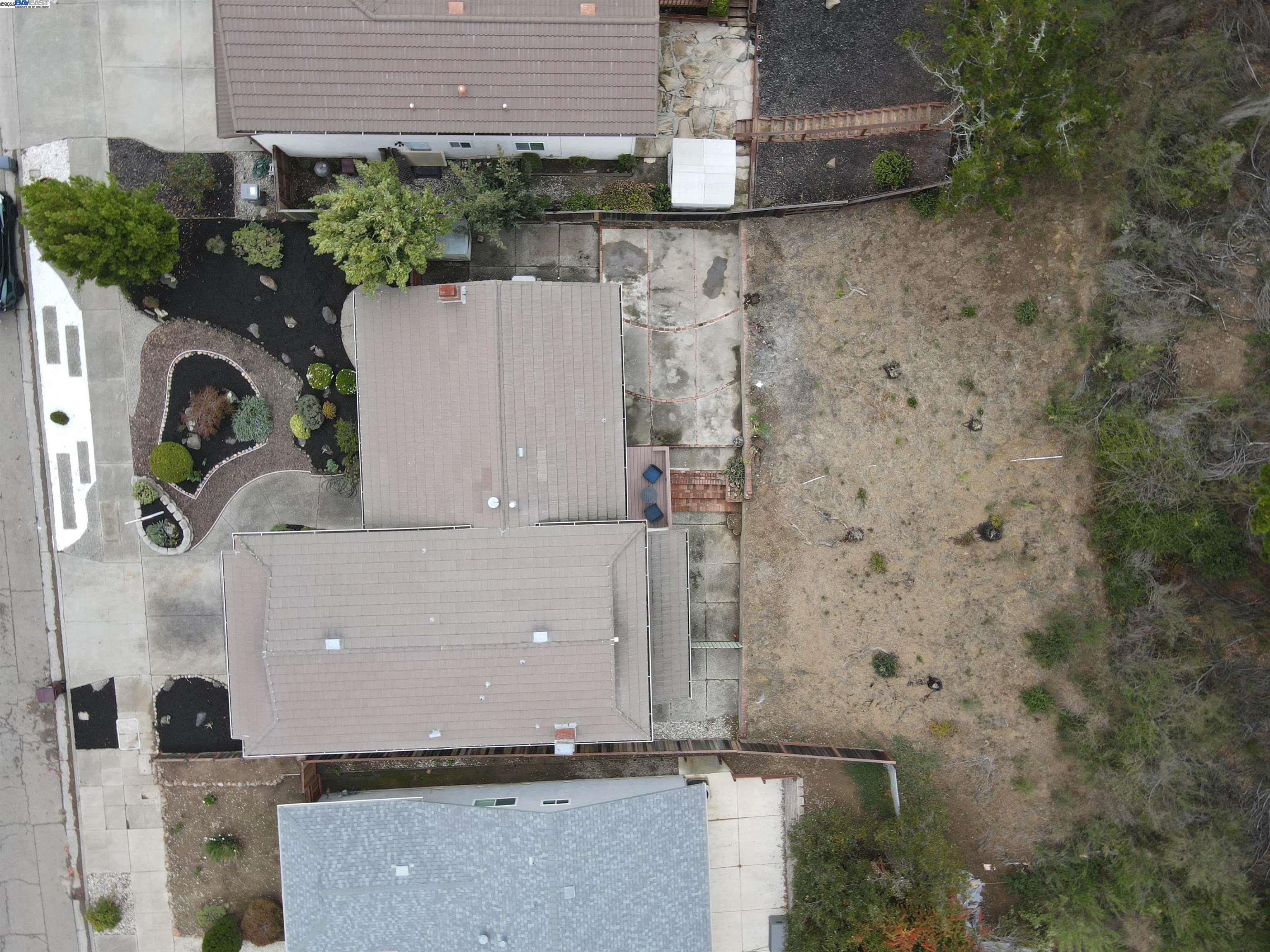 Detail Gallery Image 9 of 40 For 7684 Surrey Ln, Oakland,  CA 94605 - 4 Beds | 2/1 Baths