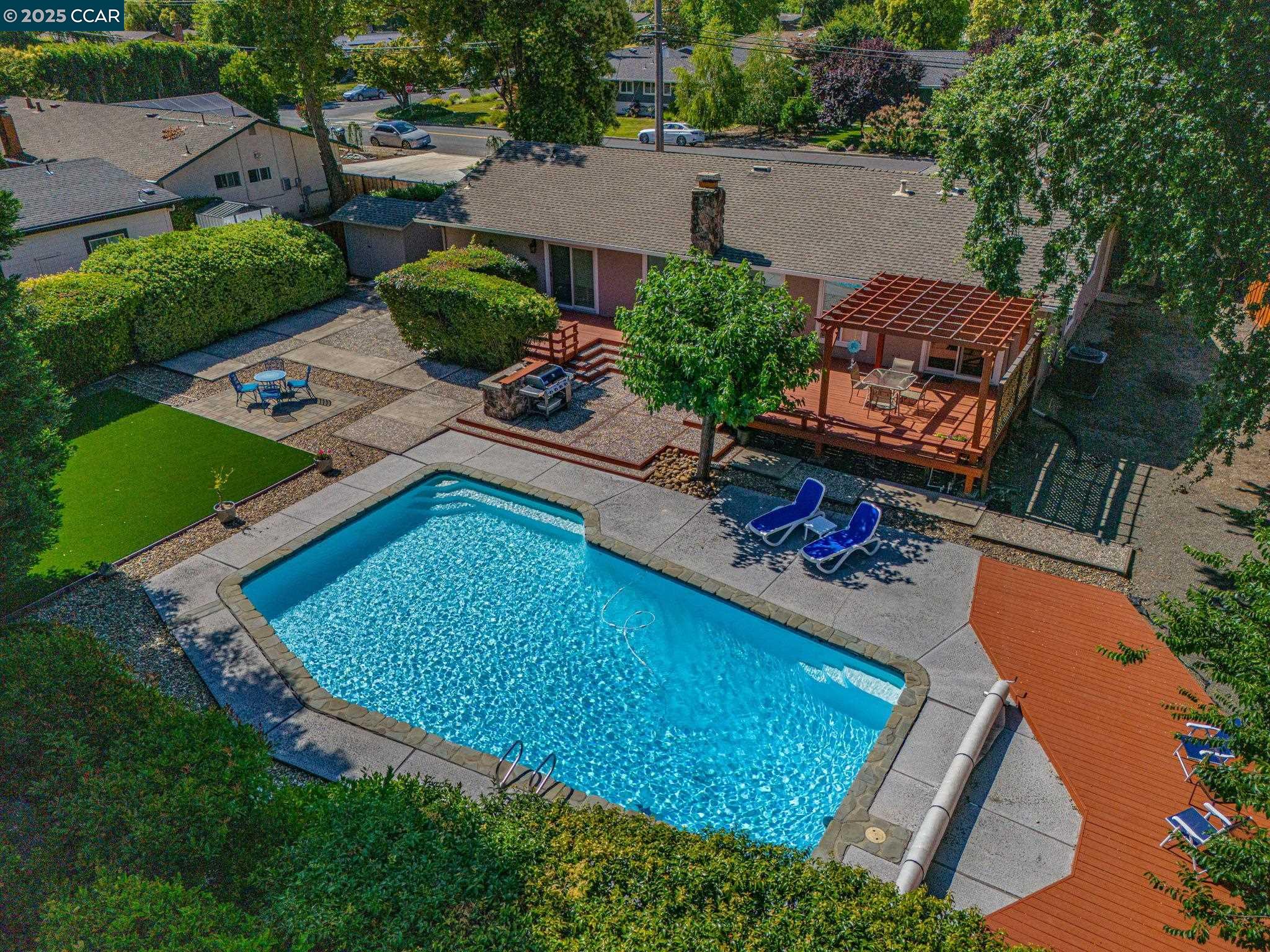 Detail Gallery Image 4 of 60 For 323 Laurel Dr, Danville,  CA 94526 - 4 Beds | 2/1 Baths