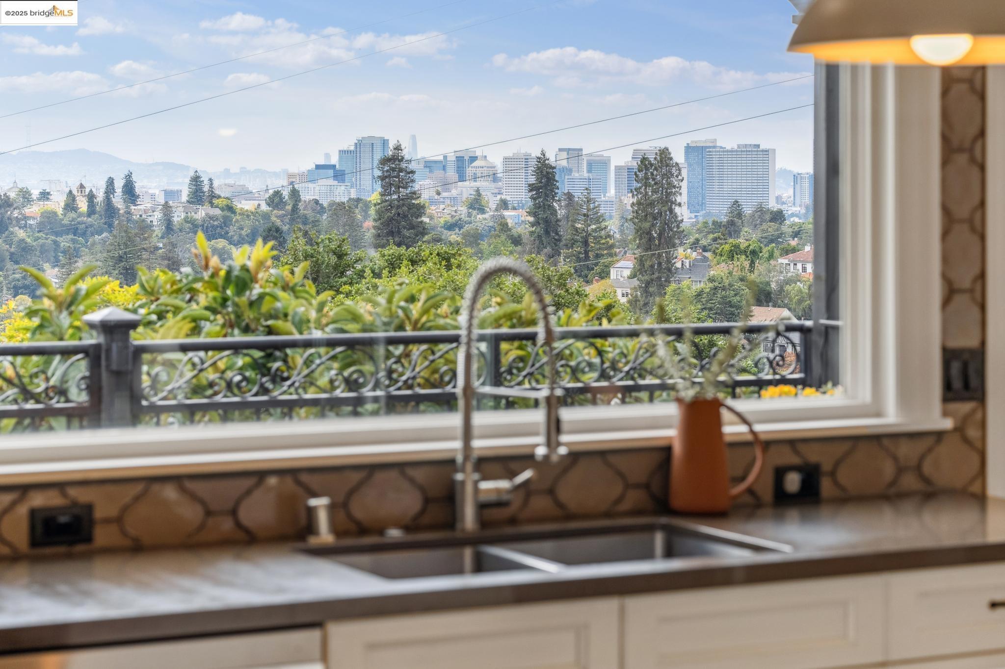 Detail Gallery Image 18 of 53 For 1107 Wellington St, Oakland,  CA 94602 - 3 Beds | 3 Baths