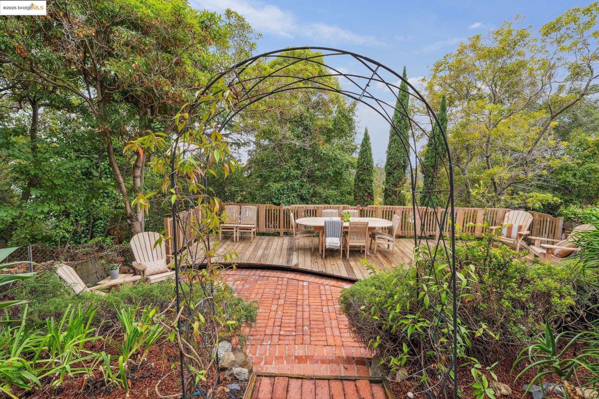 Detail Gallery Image 49 of 53 For 1107 Wellington St, Oakland,  CA 94602 - 3 Beds | 3 Baths