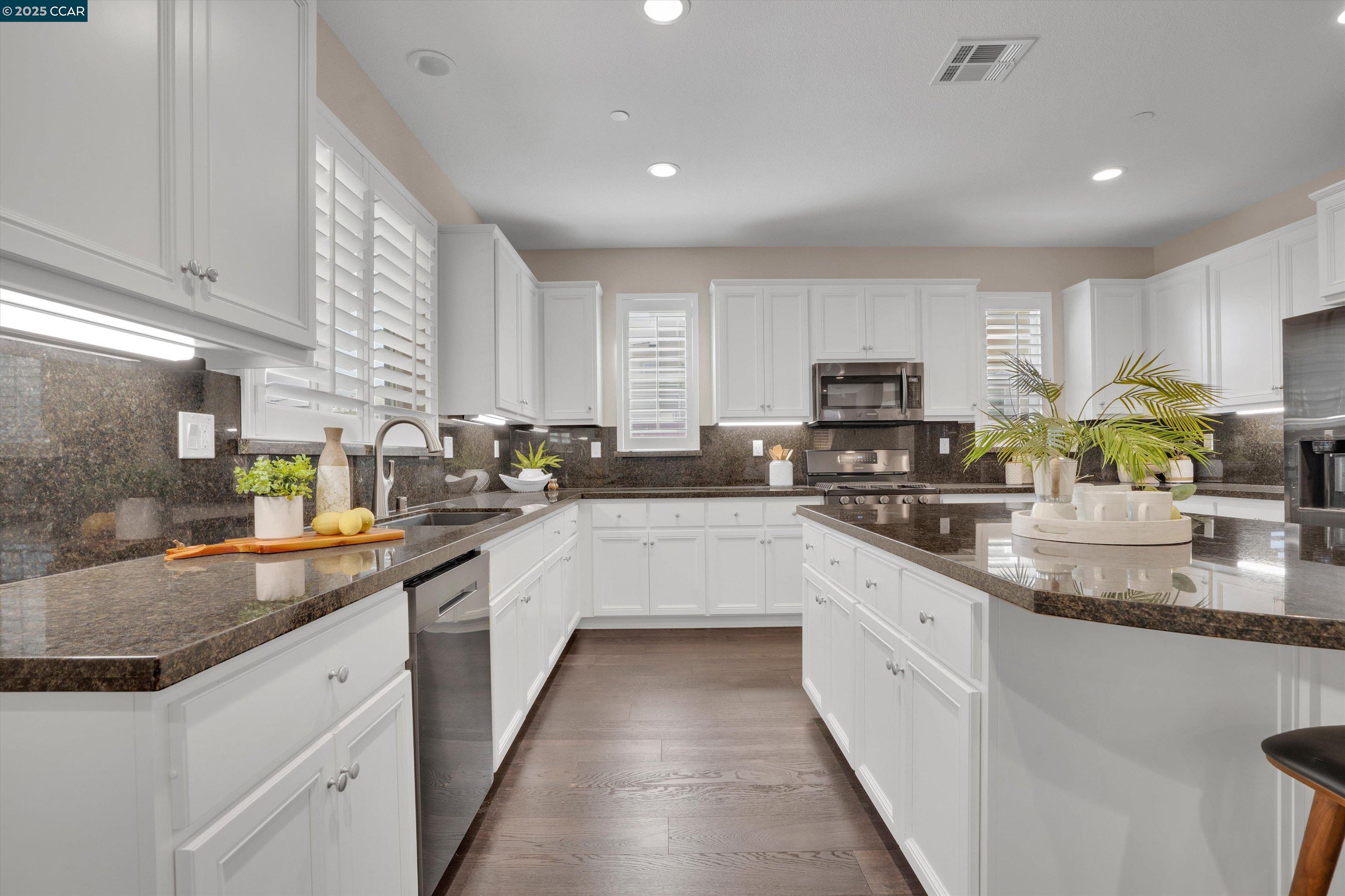 Detail Gallery Image 11 of 42 For 520 Stone Mountain Drive, Oakley,  CA 94561 - 5 Beds | 3 Baths