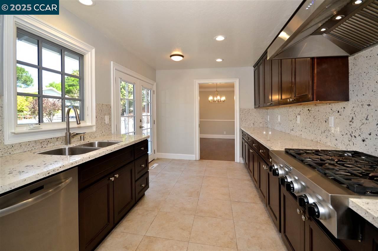 Detail Gallery Image 2 of 29 For 56 Bates Blvd, Orinda,  CA 94563 - 4 Beds | 2/1 Baths