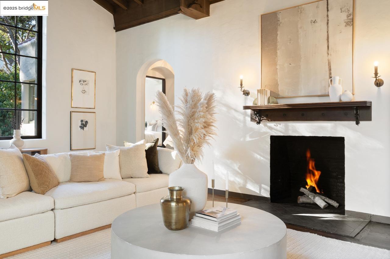 Detail Gallery Image 4 of 57 For 953 Grosvenor Pl, Oakland,  CA 94610 - 4 Beds | 3/1 Baths