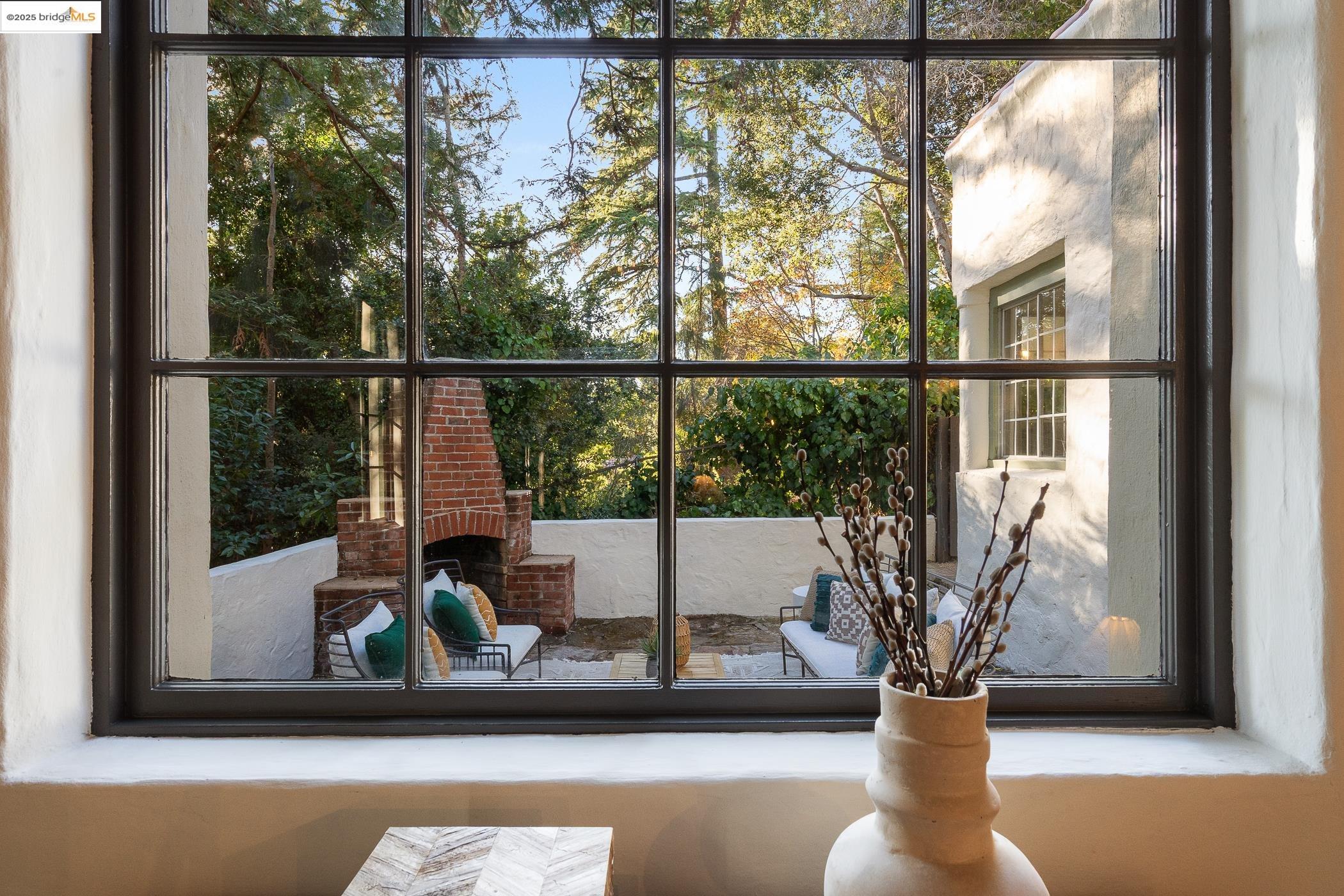 Detail Gallery Image 5 of 57 For 953 Grosvenor Pl, Oakland,  CA 94610 - 4 Beds | 3/1 Baths