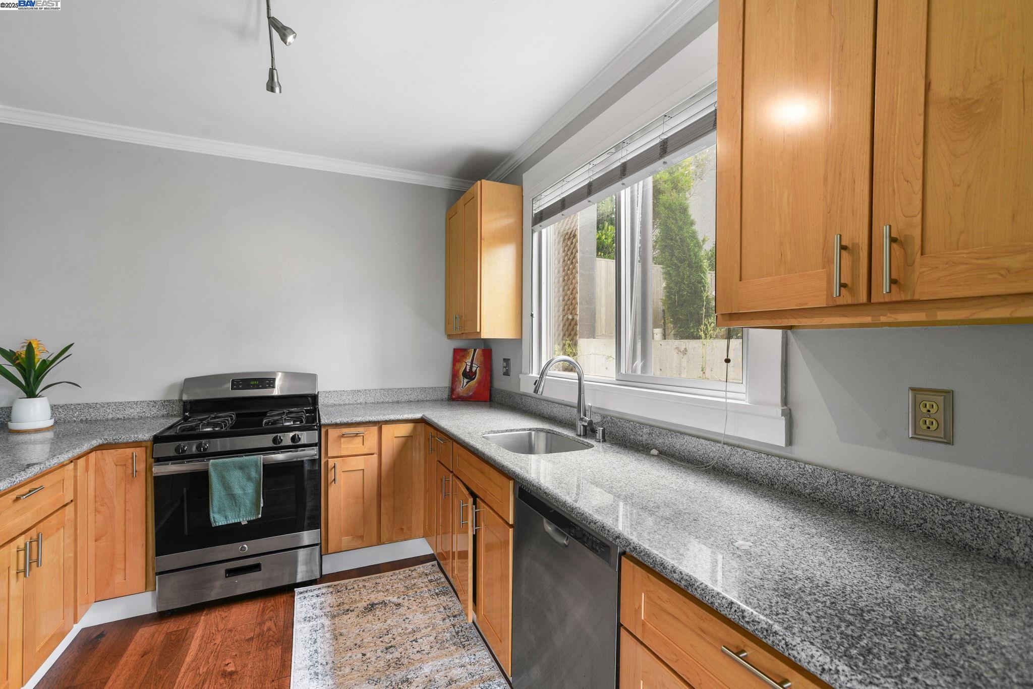 Detail Gallery Image 4 of 25 For 1925 Leavenworth St #7,  San Francisco,  CA 94133 - 1 Beds | 1 Baths