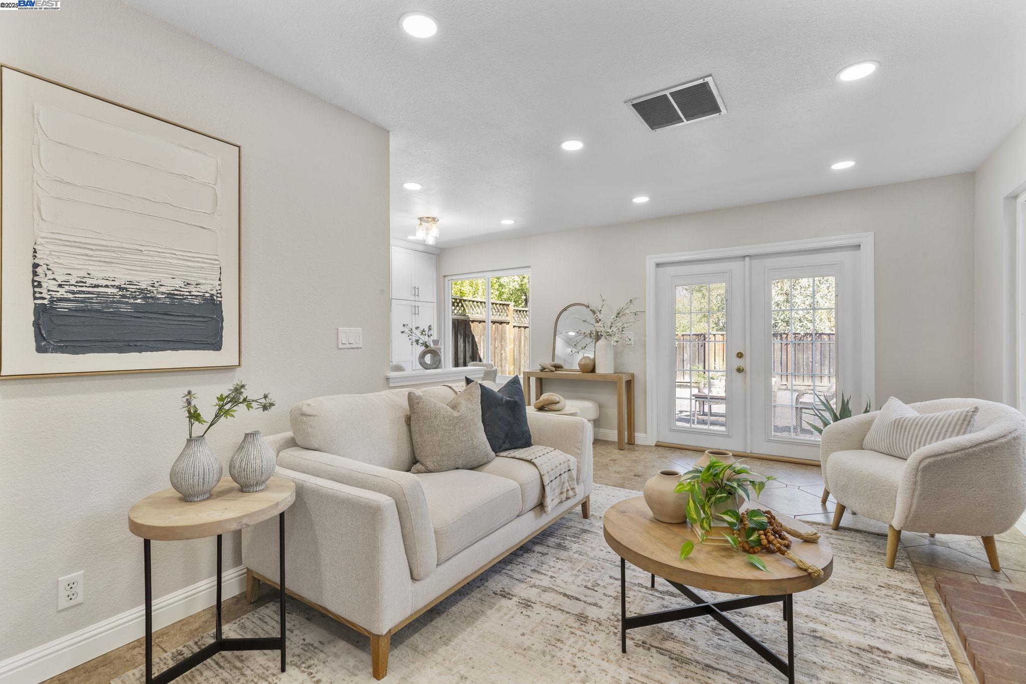 Detail Gallery Image 4 of 40 For 215 Mavis Dr, Pleasanton,  CA 94566 - 3 Beds | 2/1 Baths