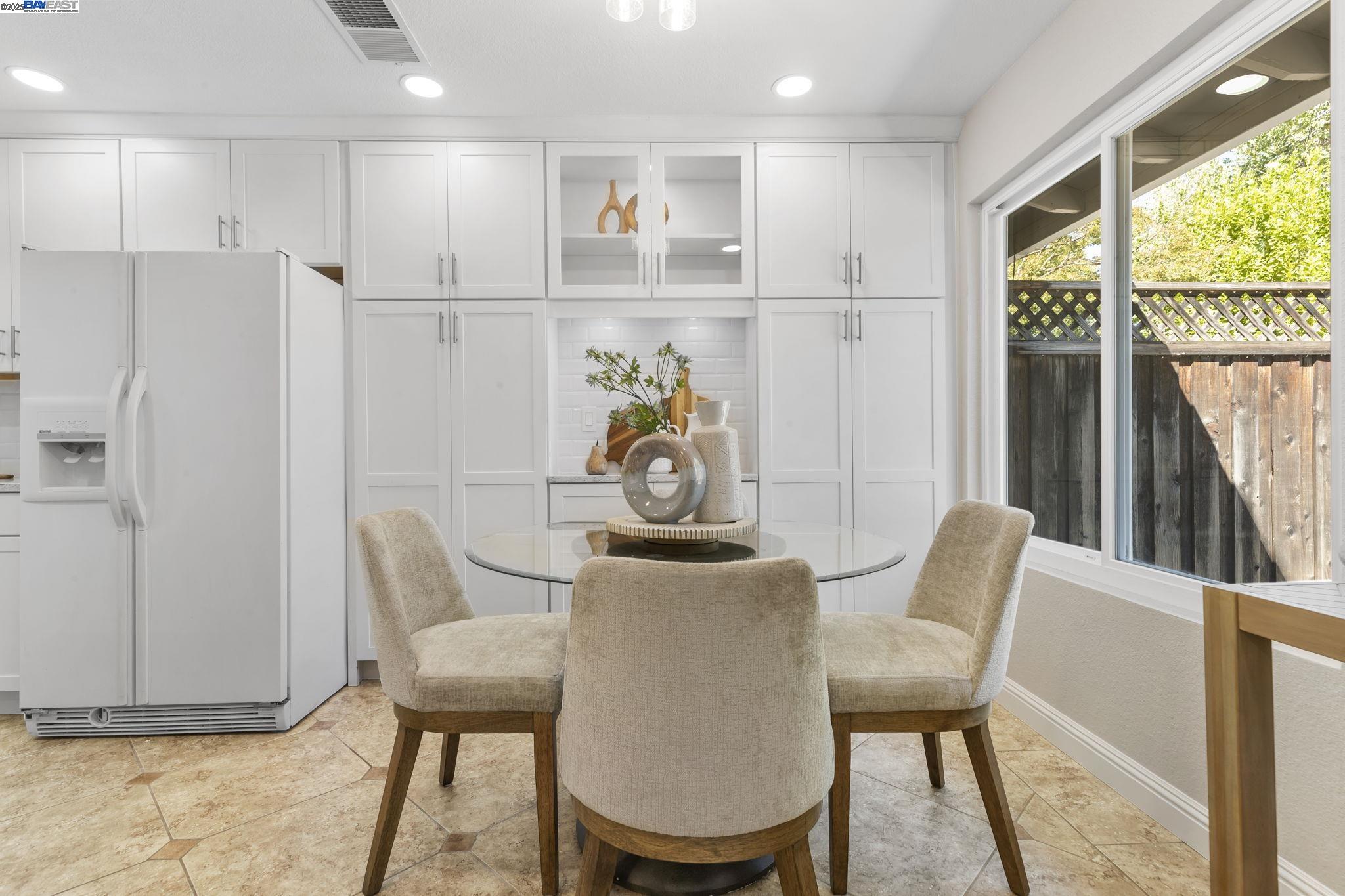 Detail Gallery Image 8 of 47 For 215 Mavis Dr, Pleasanton,  CA 94566 - 3 Beds | 2/1 Baths