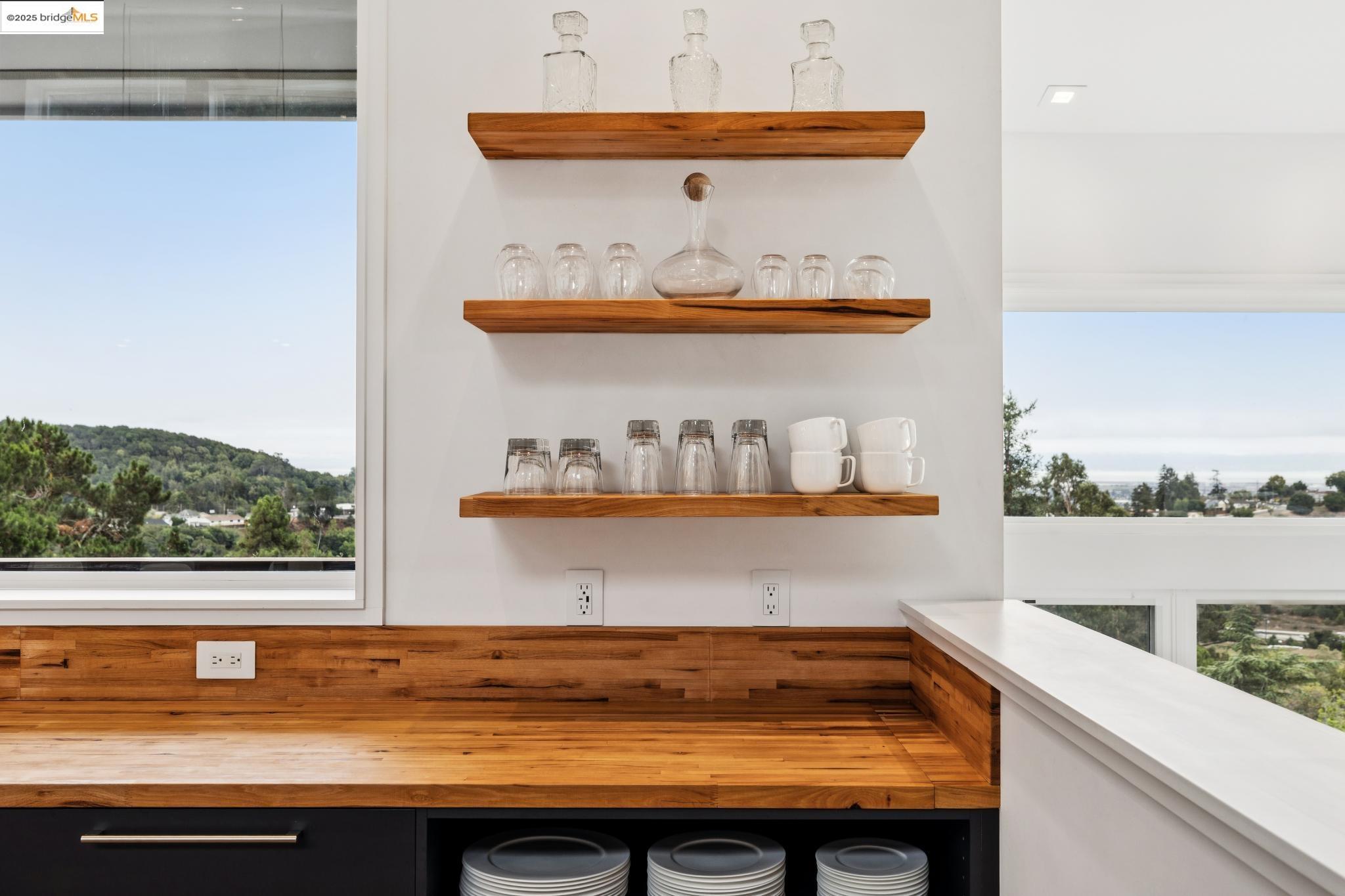 Detail Gallery Image 5 of 60 For 4520 Saint Andrews Road, Oakland,  CA 94605 - 3 Beds | 1/1 Baths