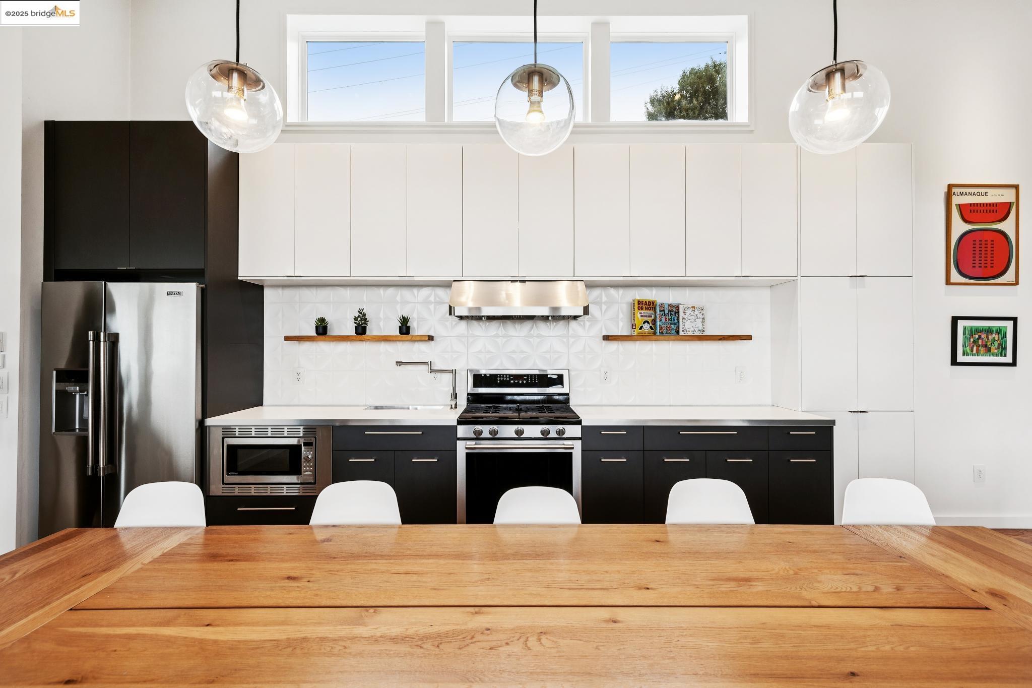 Detail Gallery Image 8 of 60 For 4520 Saint Andrews Road, Oakland,  CA 94605 - 3 Beds | 1/1 Baths