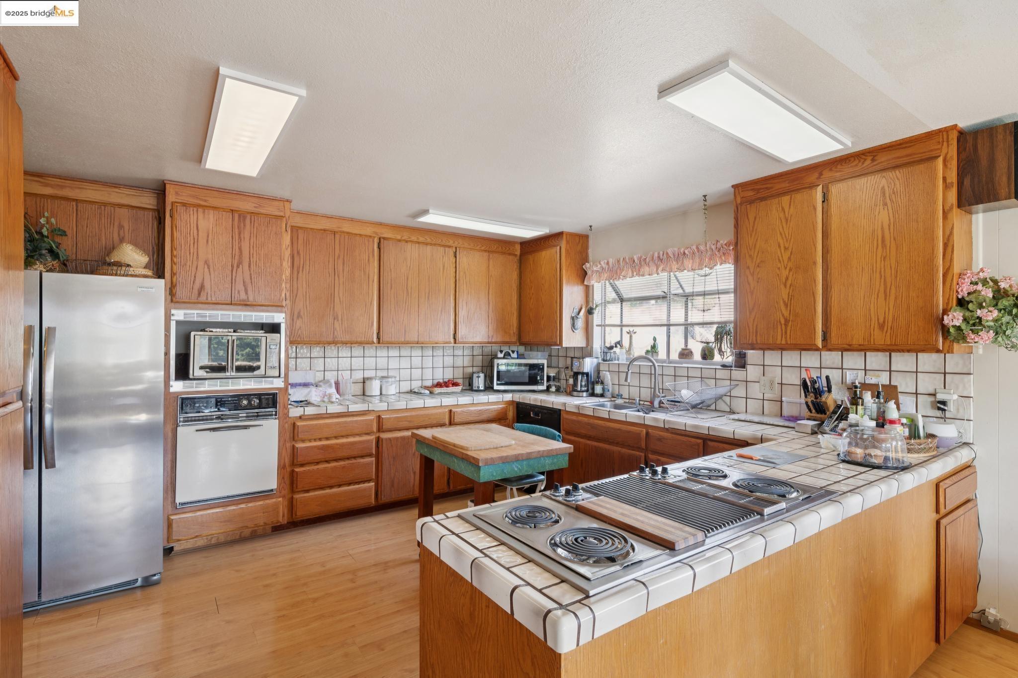 Detail Gallery Image 17 of 56 For 10317 Royal Oak Rd, Oakland,  CA 94605 - 4 Beds | 3 Baths