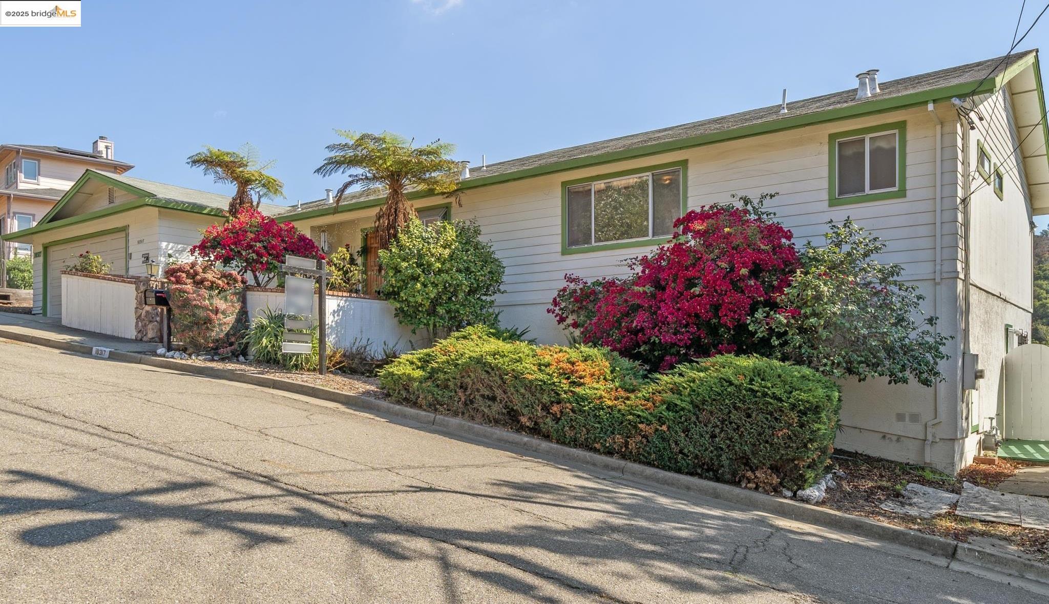 Detail Gallery Image 3 of 56 For 10317 Royal Oak Rd, Oakland,  CA 94605 - 4 Beds | 3 Baths