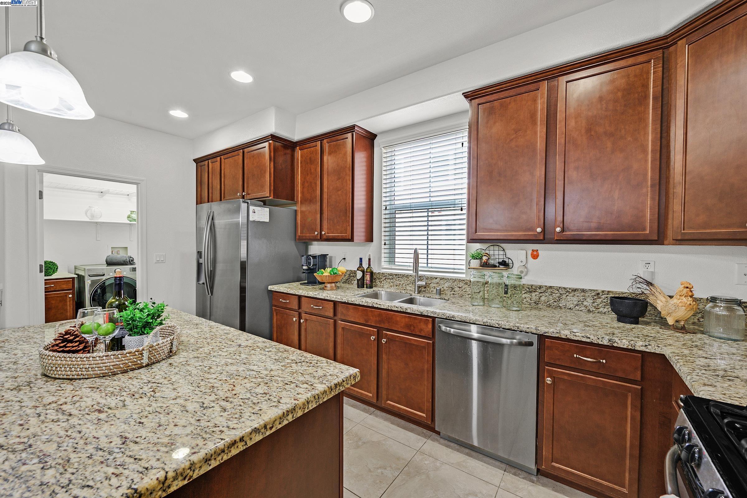 Detail Gallery Image 11 of 44 For 589 Staley Ave, Hayward,  CA 94541 - 2 Beds | 2/1 Baths