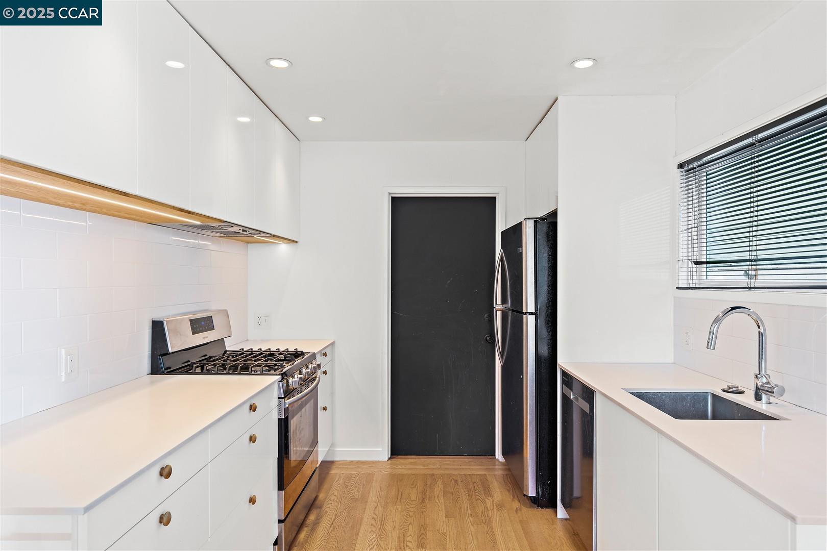 Detail Gallery Image 21 of 45 For 905 61st St, Oakland,  CA 94608 - – Beds | – Baths