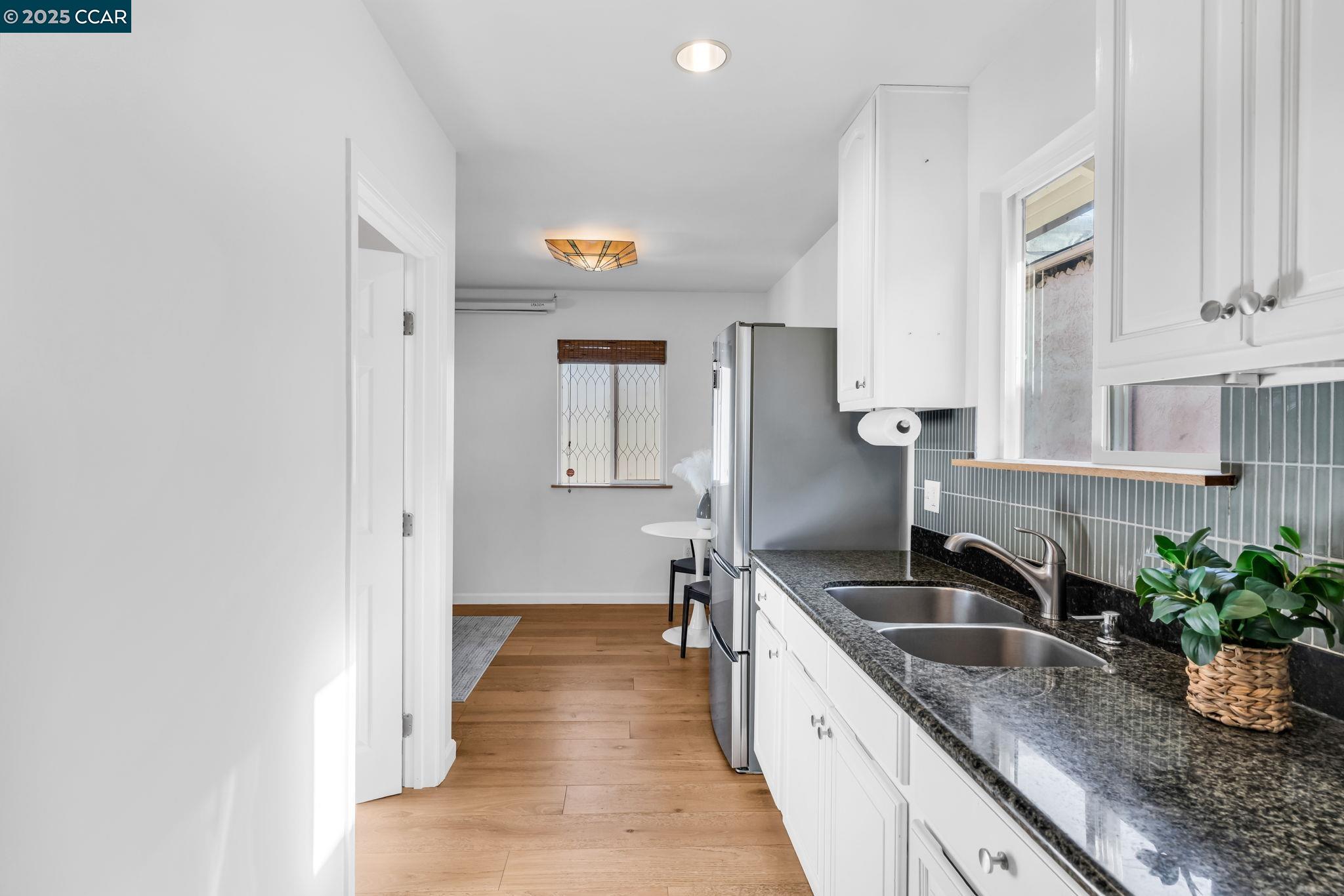 Detail Gallery Image 14 of 43 For 1519 Commerce Way, Oakland,  CA 94606 - 2 Beds | 1 Baths