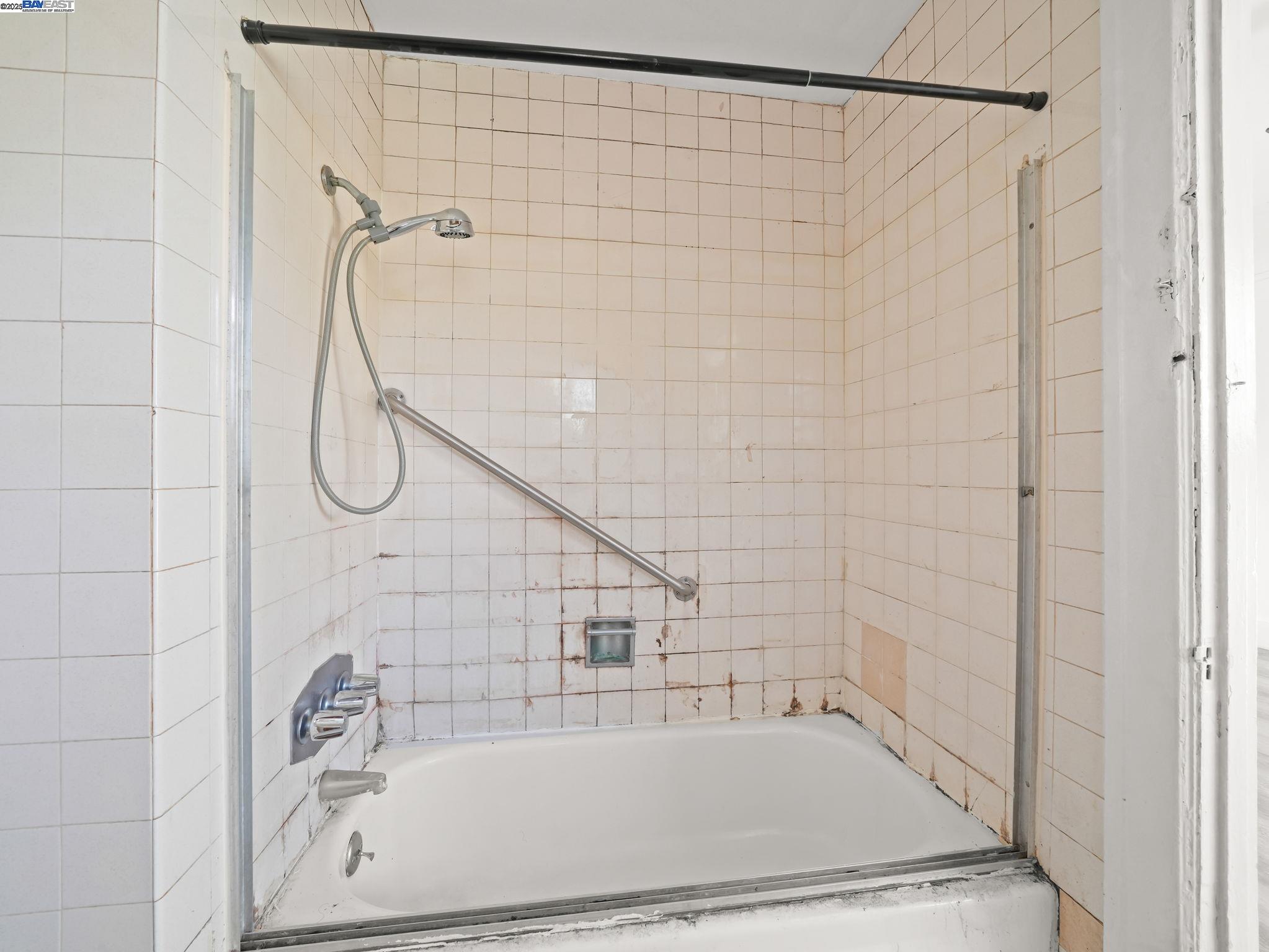 Detail Gallery Image 16 of 32 For 486 Mcauley St, Oakland,  CA 94609 - 3 Beds | 2/1 Baths