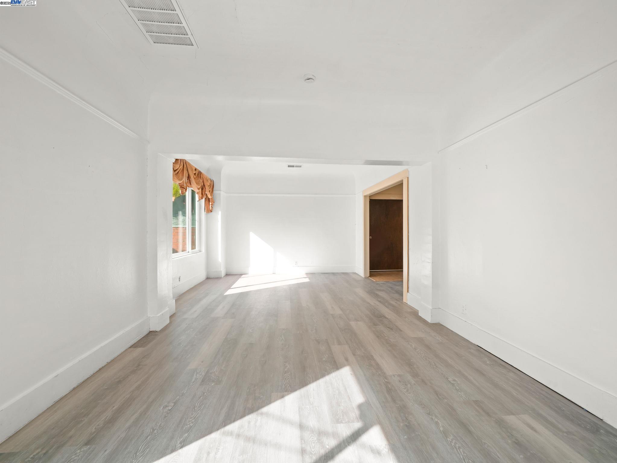 Detail Gallery Image 3 of 32 For 486 Mcauley St, Oakland,  CA 94609 - 3 Beds | 2/1 Baths