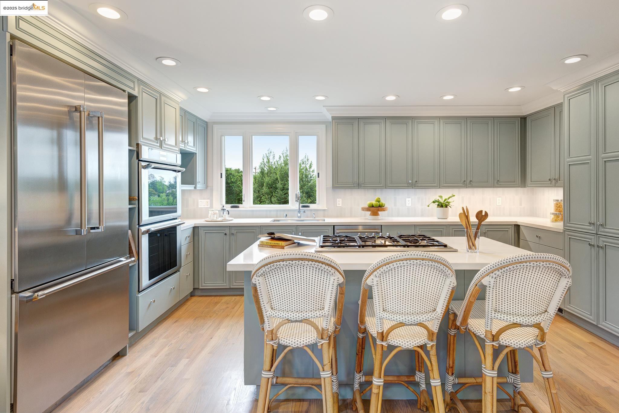 Detail Gallery Image 17 of 40 For 2 Cavendish Ln, Piedmont,  CA 94602 - 3 Beds | 2/1 Baths