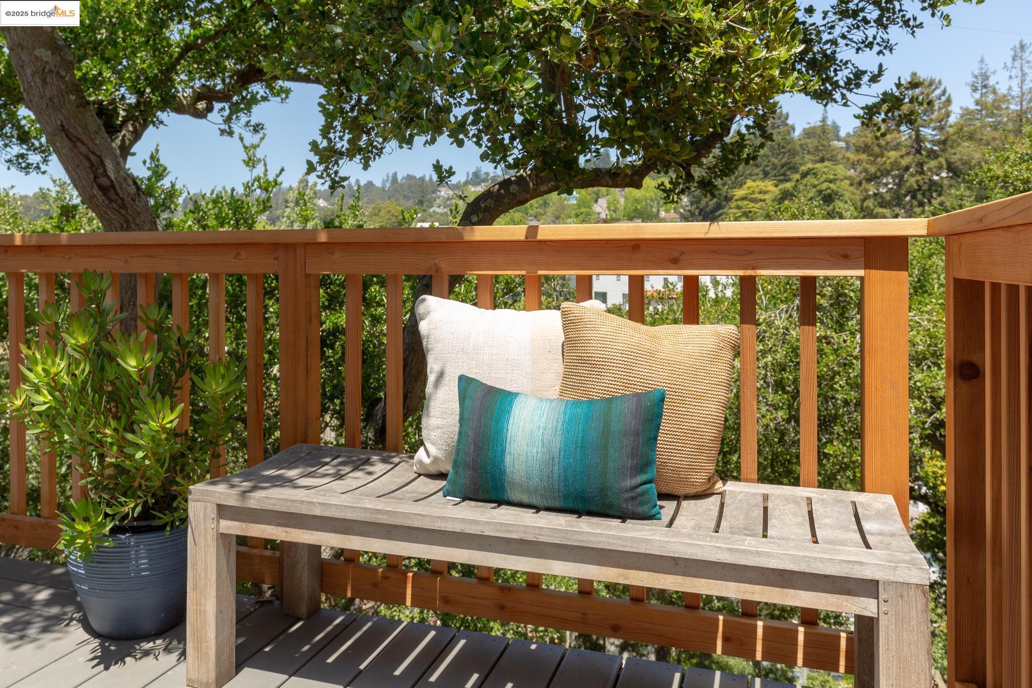 Detail Gallery Image 9 of 40 For 2 Cavendish Ln, Piedmont,  CA 94602 - 3 Beds | 2/1 Baths