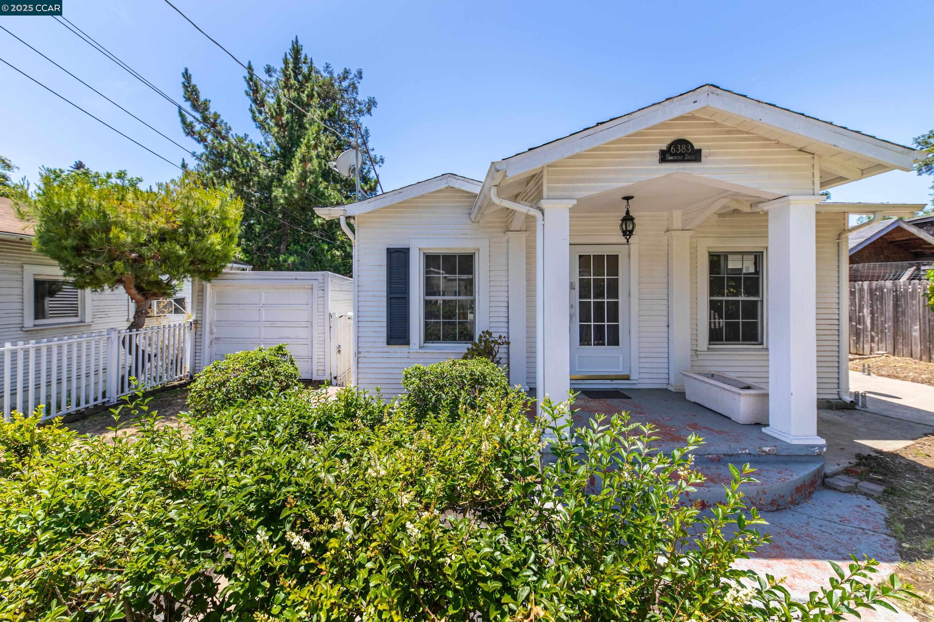 Detail Gallery Image 5 of 27 For 6383 Hillmont Dr, Oakland,  CA 94605 - 3 Beds | 1 Baths