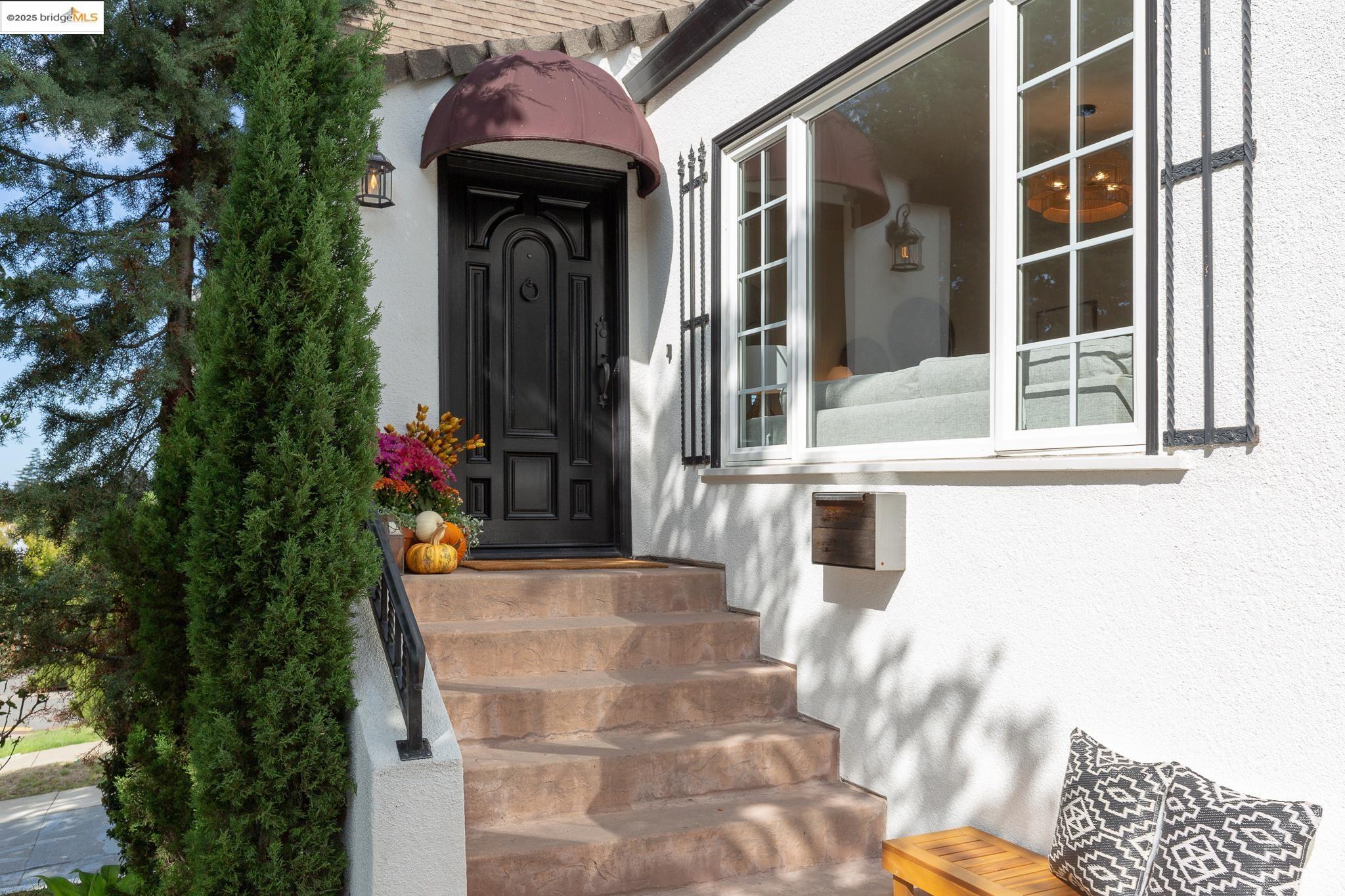 Detail Gallery Image 2 of 54 For 542 Midcrest Rd, Oakland,  CA 94610 - 2 Beds | 2 Baths