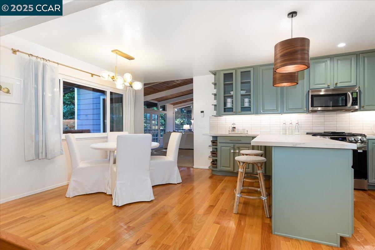 Detail Gallery Image 14 of 27 For 6701 Sobrante Rd, Oakland,  CA 94611 - 3 Beds | 2 Baths