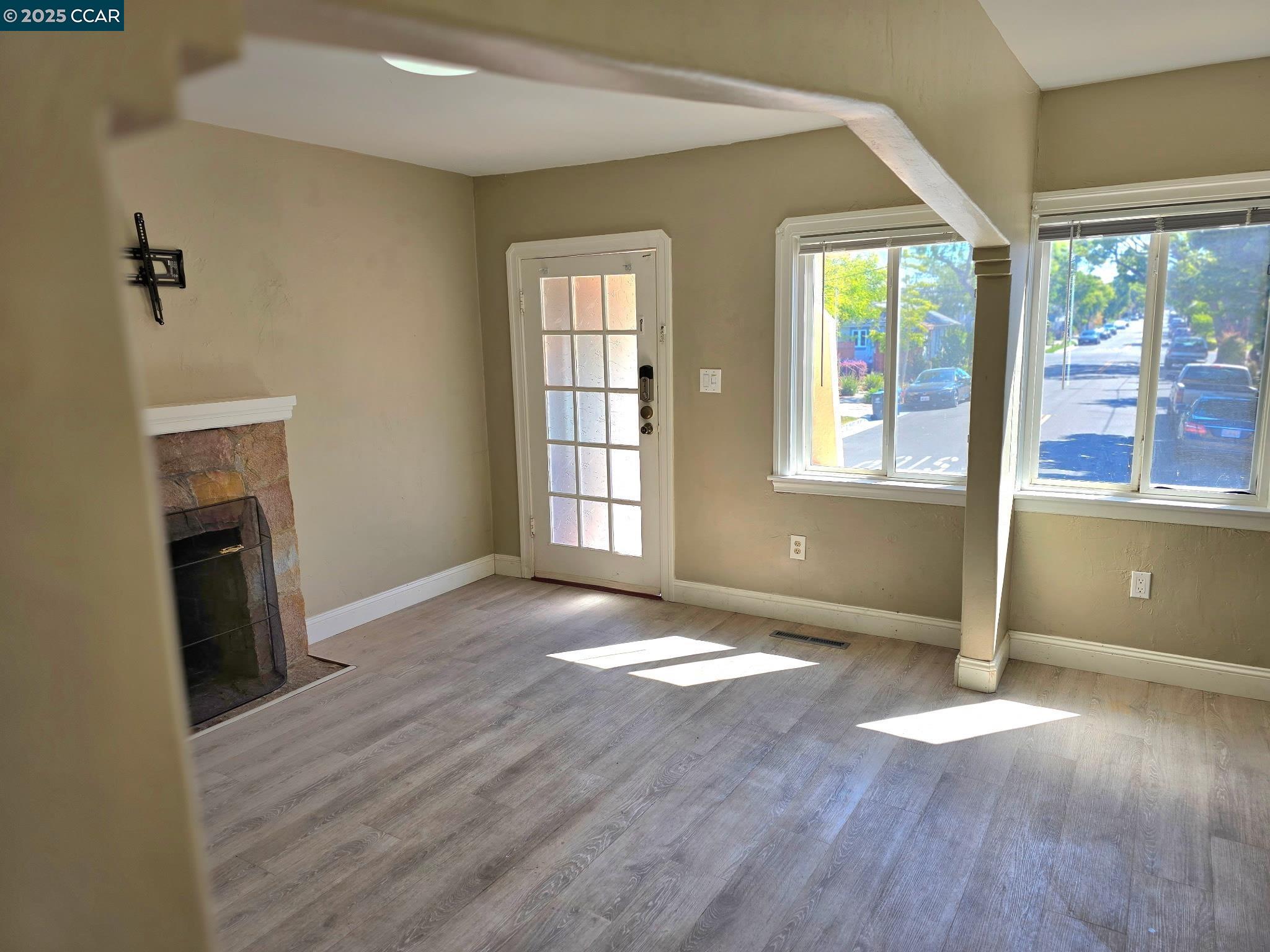 Detail Gallery Image 2 of 16 For 1129 Bishop St, Alameda,  CA 94501-5405 - 3 Beds | 1 Baths