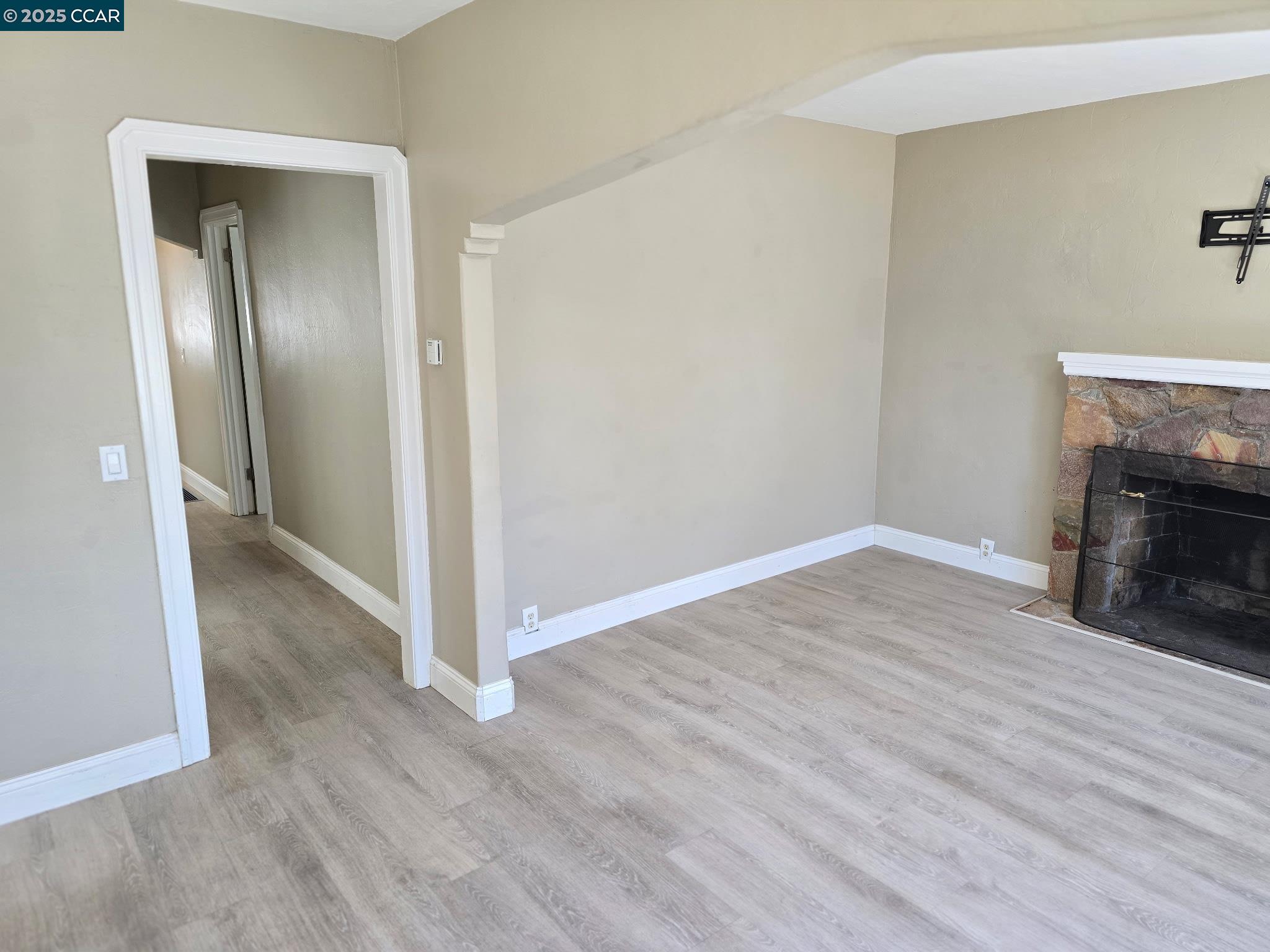 Detail Gallery Image 3 of 16 For 1129 Bishop St, Alameda,  CA 94501-5405 - 3 Beds | 1 Baths