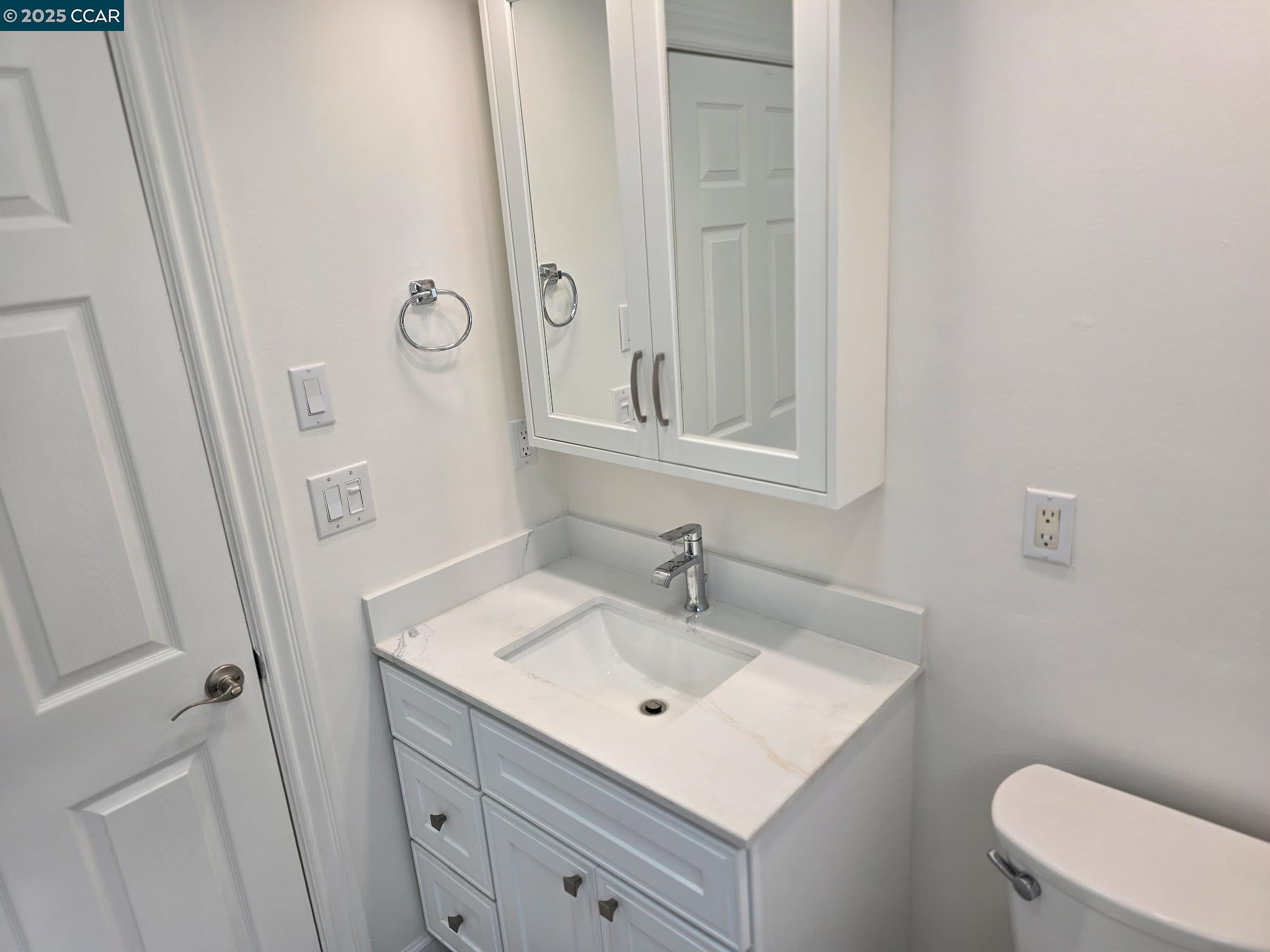 Detail Gallery Image 6 of 16 For 1129 Bishop St, Alameda,  CA 94501-5405 - 3 Beds | 1 Baths