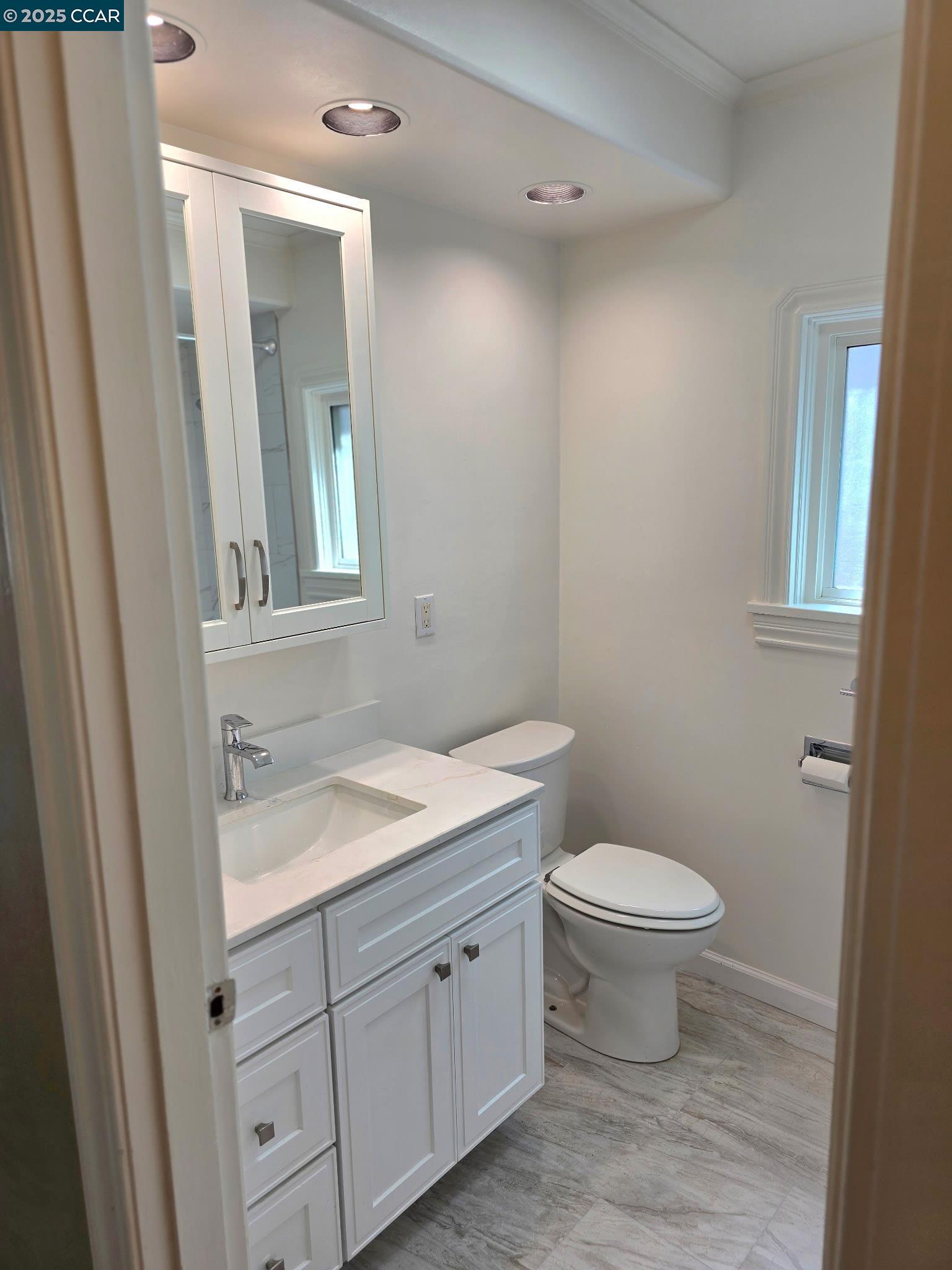 Detail Gallery Image 8 of 16 For 1129 Bishop St, Alameda,  CA 94501-5405 - 3 Beds | 1 Baths