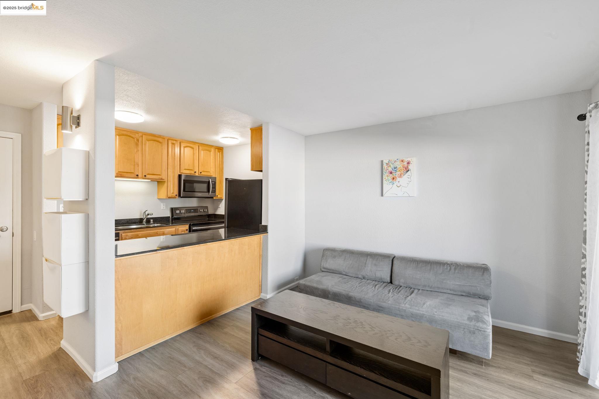 Detail Gallery Image 4 of 39 For 155 Sharene Ln #111,  Walnut Creek,  CA 94596 - 1 Beds | 1 Baths