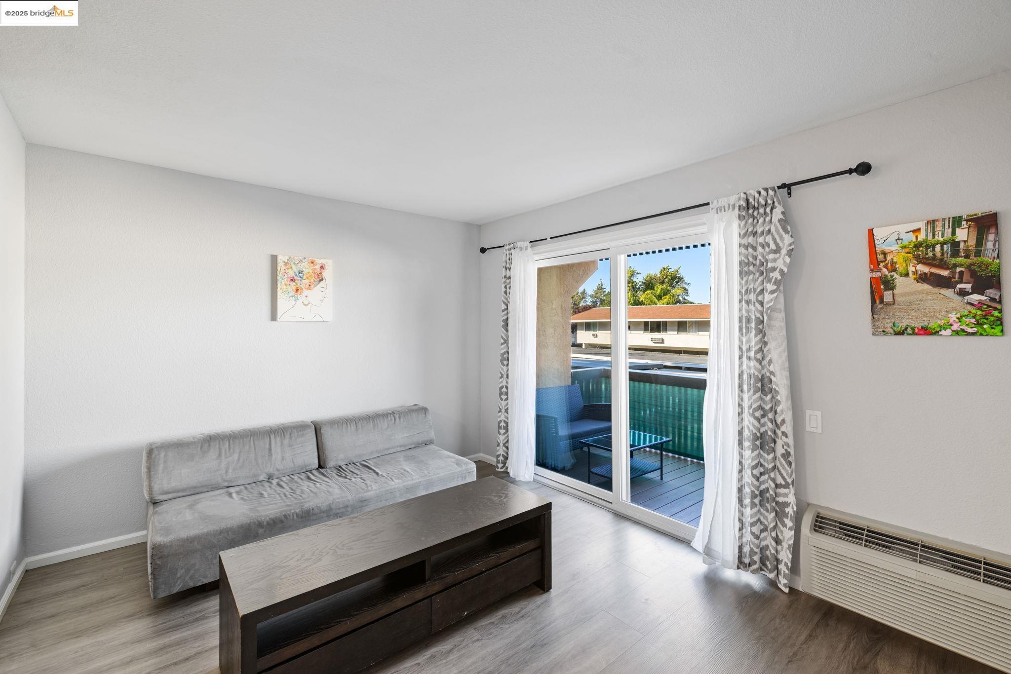 Detail Gallery Image 5 of 39 For 155 Sharene Ln #111,  Walnut Creek,  CA 94596 - 1 Beds | 1 Baths