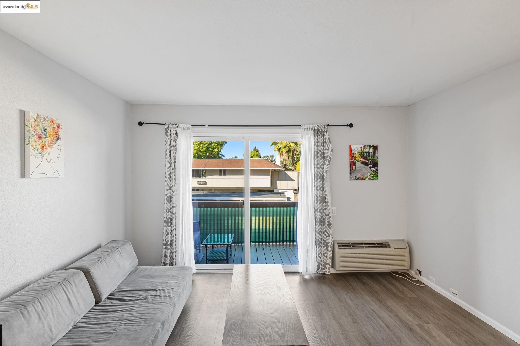 Detail Gallery Image 6 of 39 For 155 Sharene Ln #111,  Walnut Creek,  CA 94596 - 1 Beds | 1 Baths