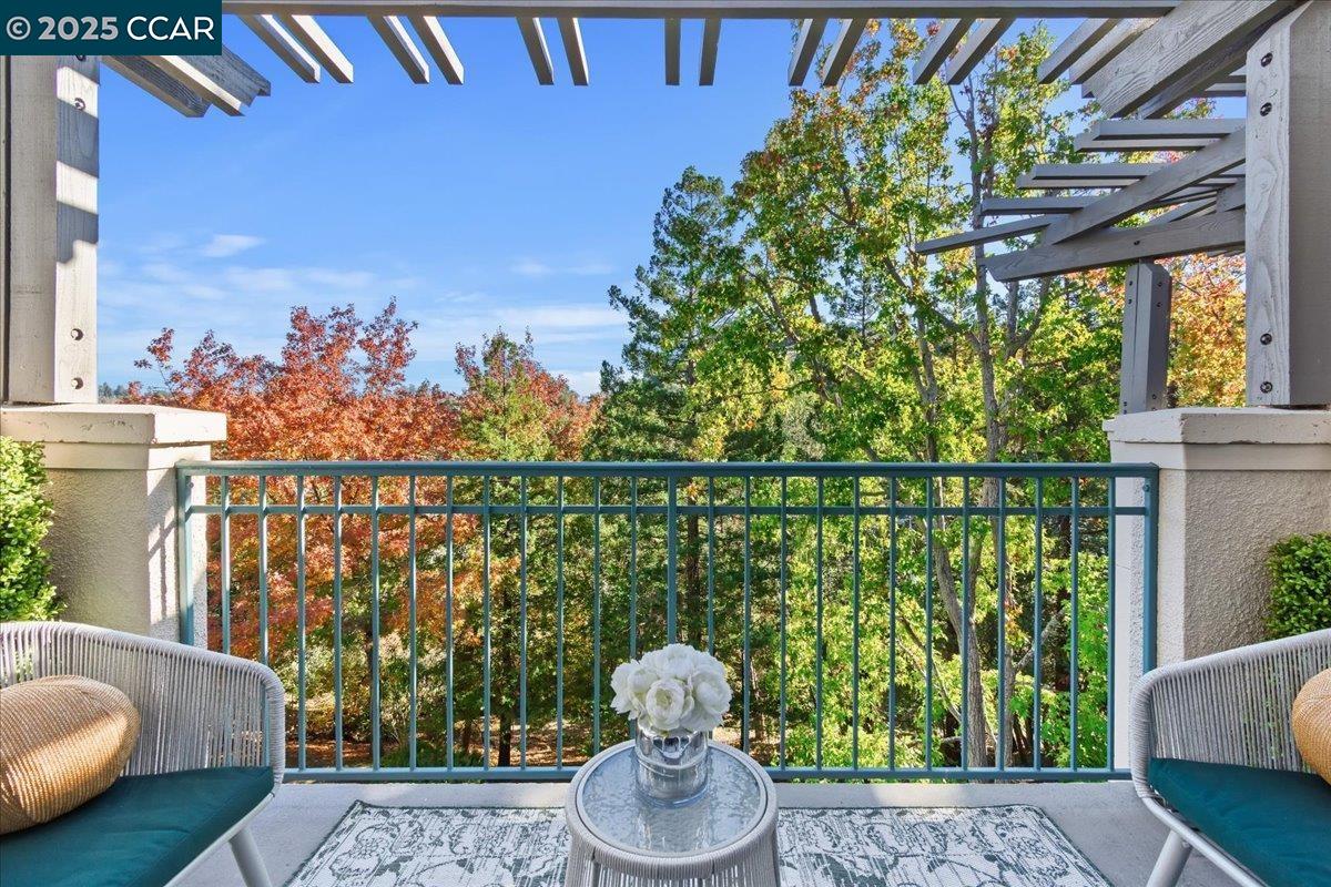 Detail Gallery Image 2 of 26 For 1860 Tice Creek Dr #1416,  Walnut Creek,  CA 94595 - 1 Beds | 1/1 Baths