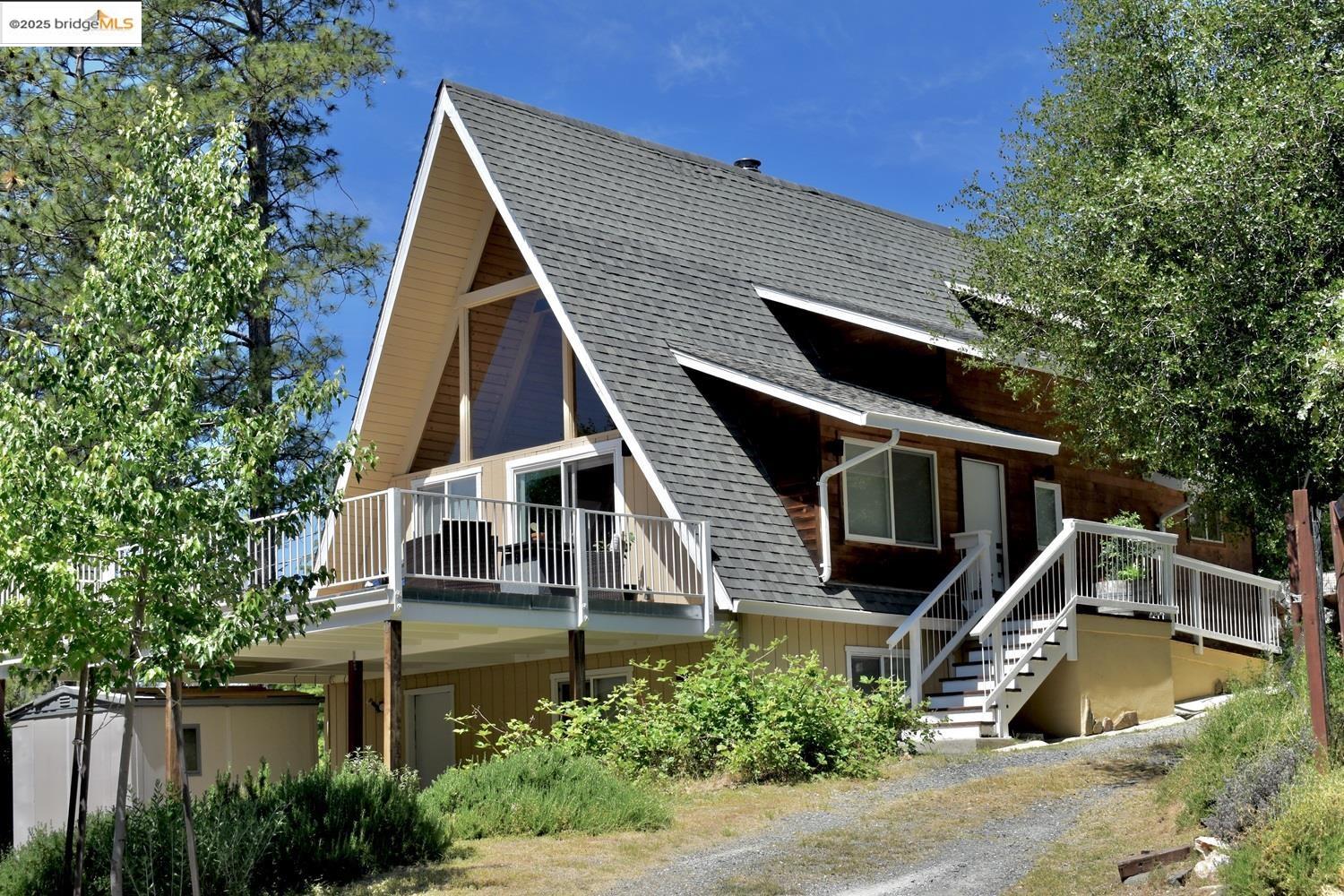 Groveland (A gateway to Yosemite)