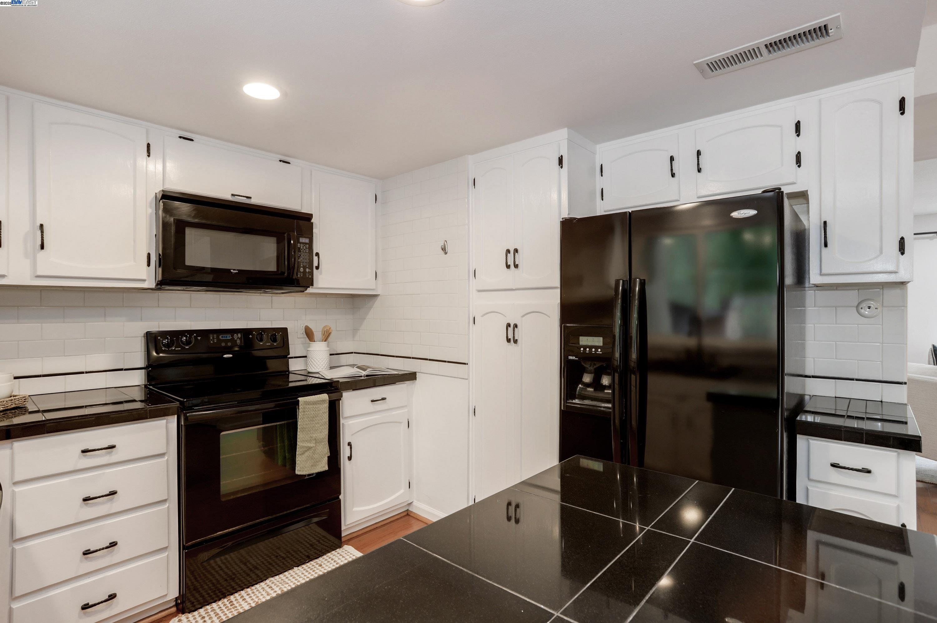 Detail Gallery Image 6 of 11 For 4428 Del Valle Pkwy, Pleasanton,  CA 94566 - 3 Beds | 2/1 Baths