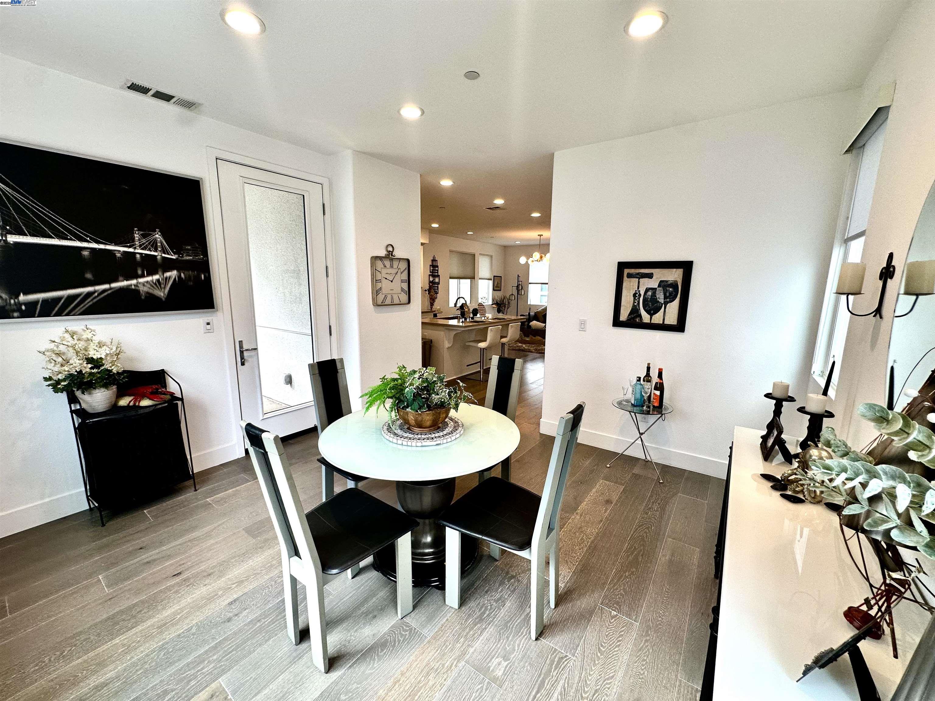 Detail Gallery Image 13 of 39 For 1465 Latitudes Way, Richmond,  CA 94804 - 3 Beds | 3/1 Baths