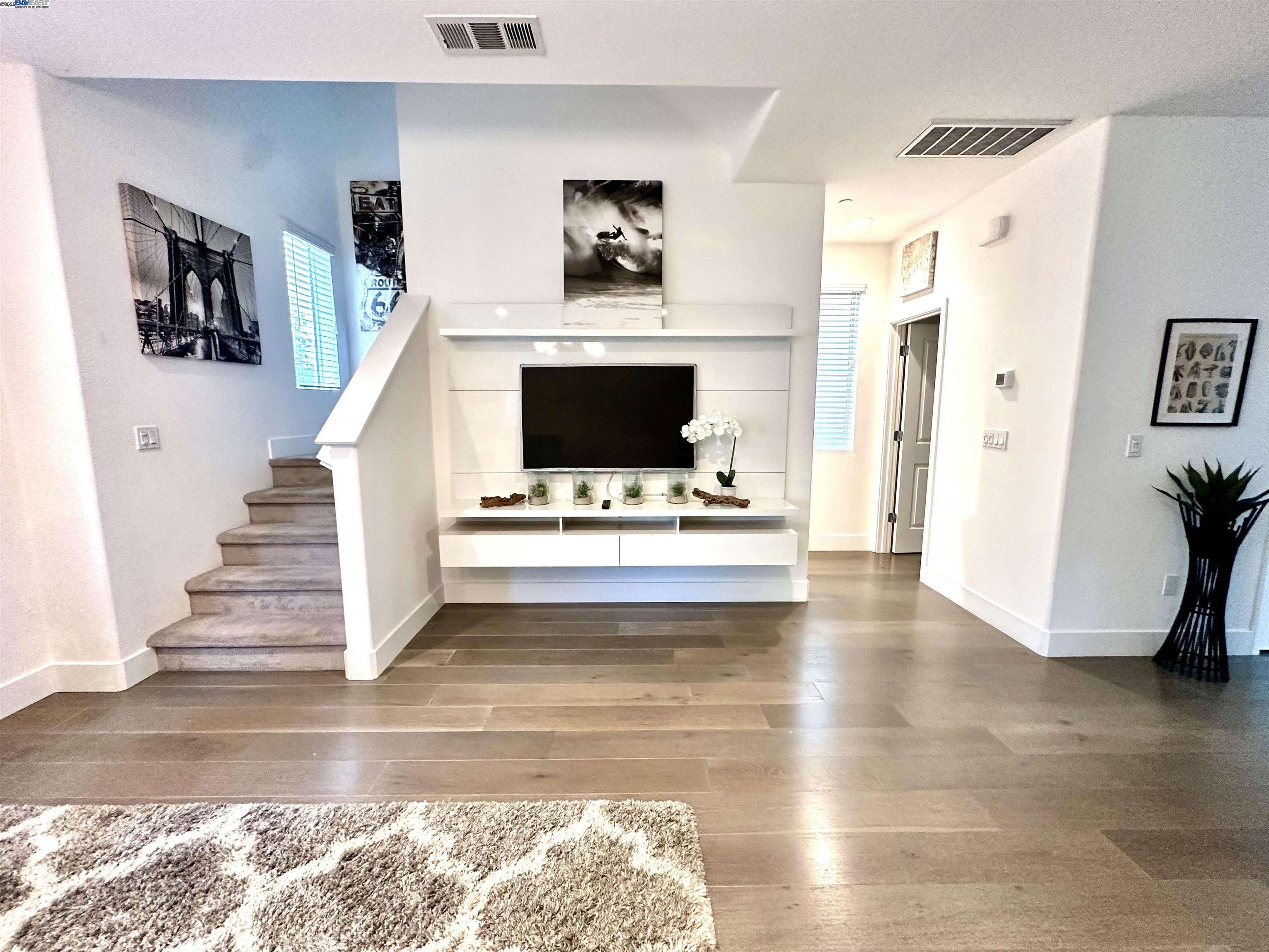 Detail Gallery Image 6 of 39 For 1465 Latitudes Way, Richmond,  CA 94804 - 3 Beds | 3/1 Baths