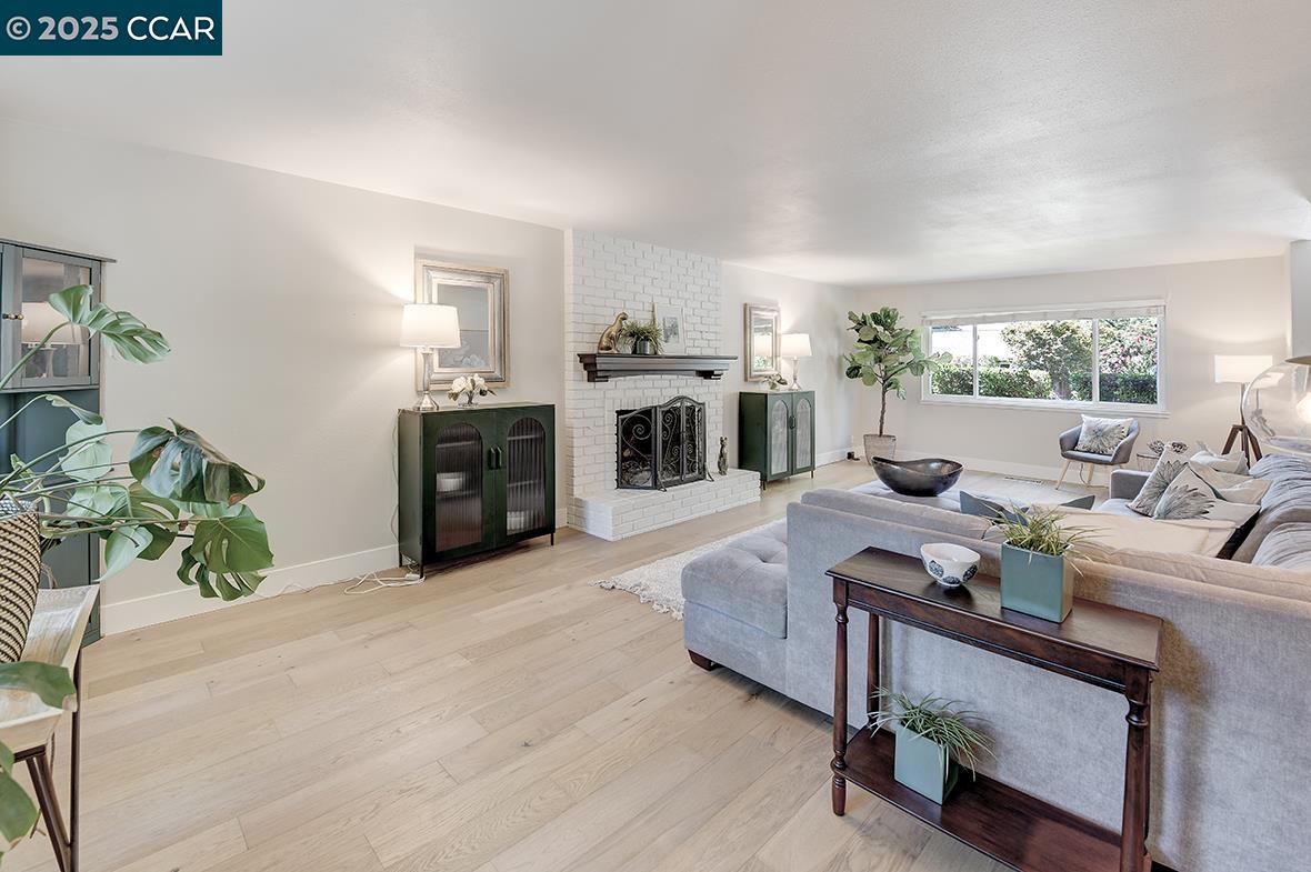 Detail Gallery Image 8 of 53 For 235 Appalachian Dr, Martinez,  CA 94553 - 5 Beds | 2/1 Baths