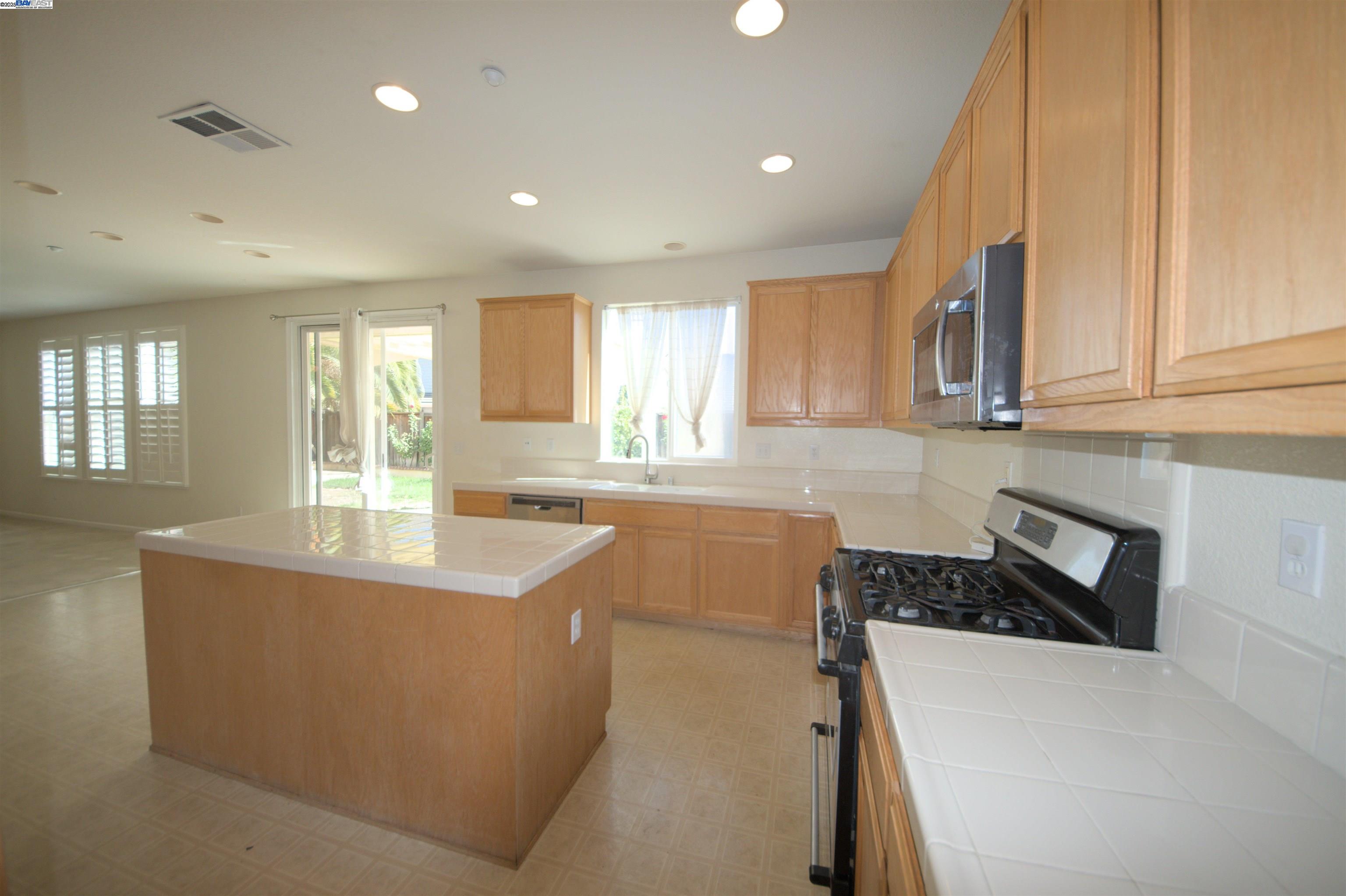 Detail Gallery Image 12 of 50 For 1612 Marina Way, Brentwood,  CA 94513 - 5 Beds | 3 Baths