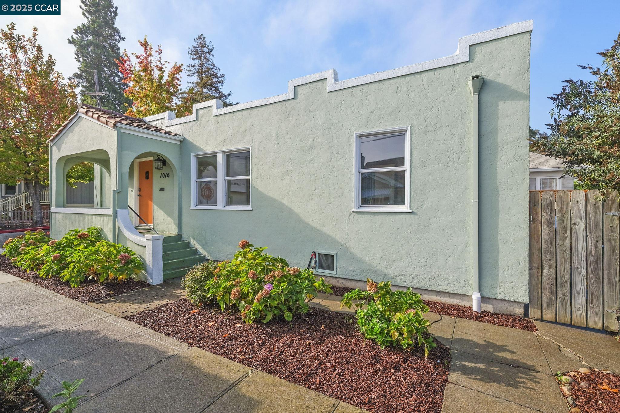 Detail Gallery Image 2 of 15 For 1016 Castro, Martinez,  CA 94553-1616 - 2 Beds | 1 Baths