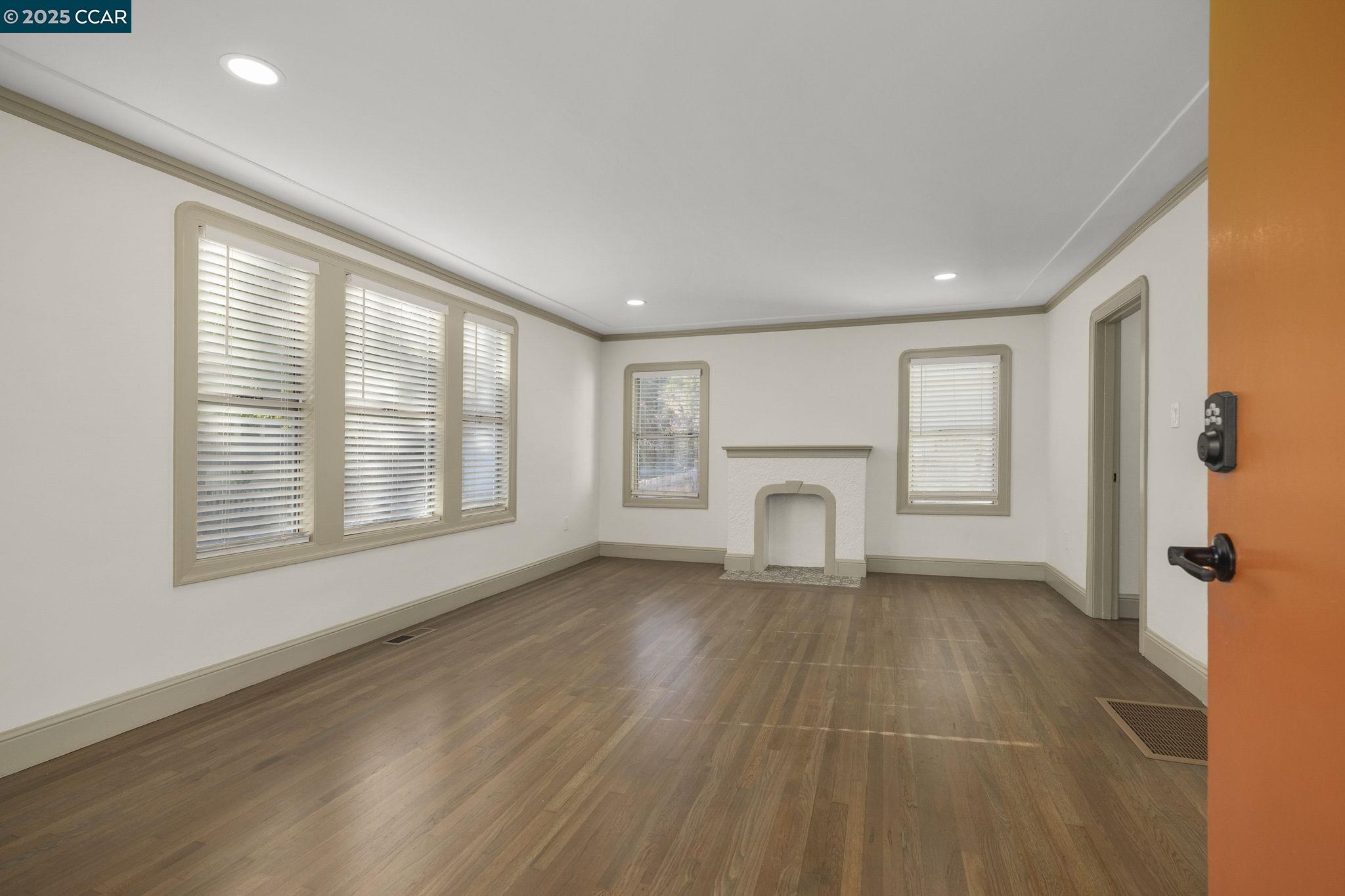 Detail Gallery Image 3 of 15 For 1016 Castro, Martinez,  CA 94553-1616 - 2 Beds | 1 Baths