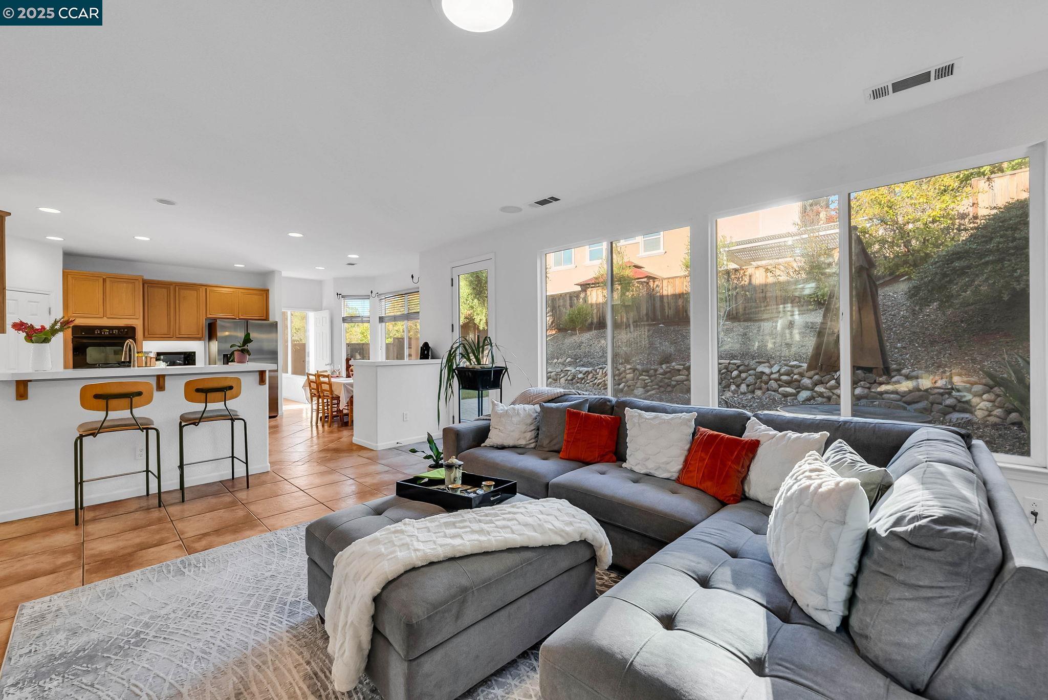 Detail Gallery Image 18 of 60 For 868 Deer Spring Cir, Concord,  CA 94521 - 5 Beds | 3/1 Baths