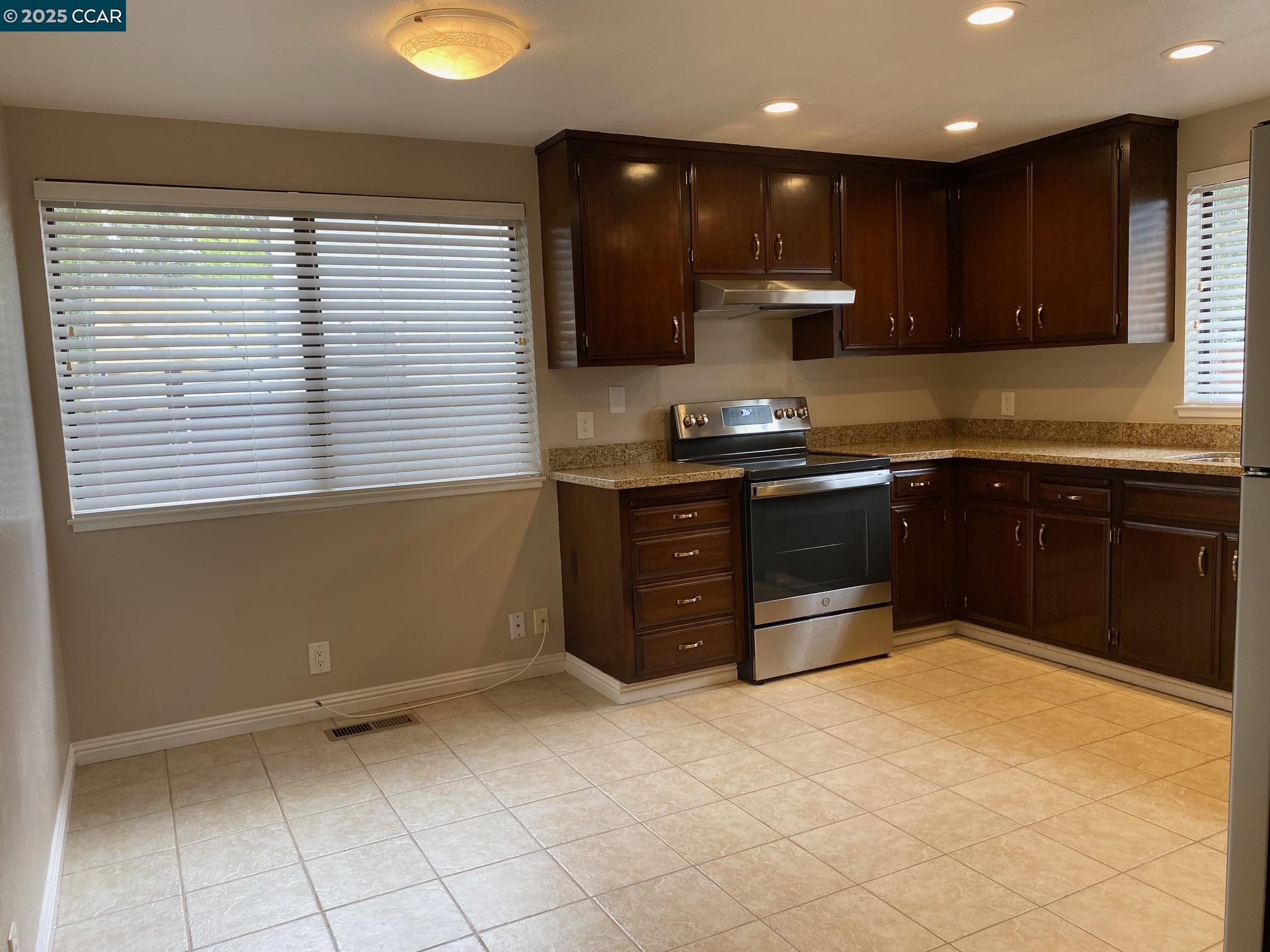 Detail Gallery Image 7 of 26 For 1220 Walker Ave #3,  Walnut Creek,  CA 94596 - 3 Beds | 2 Baths