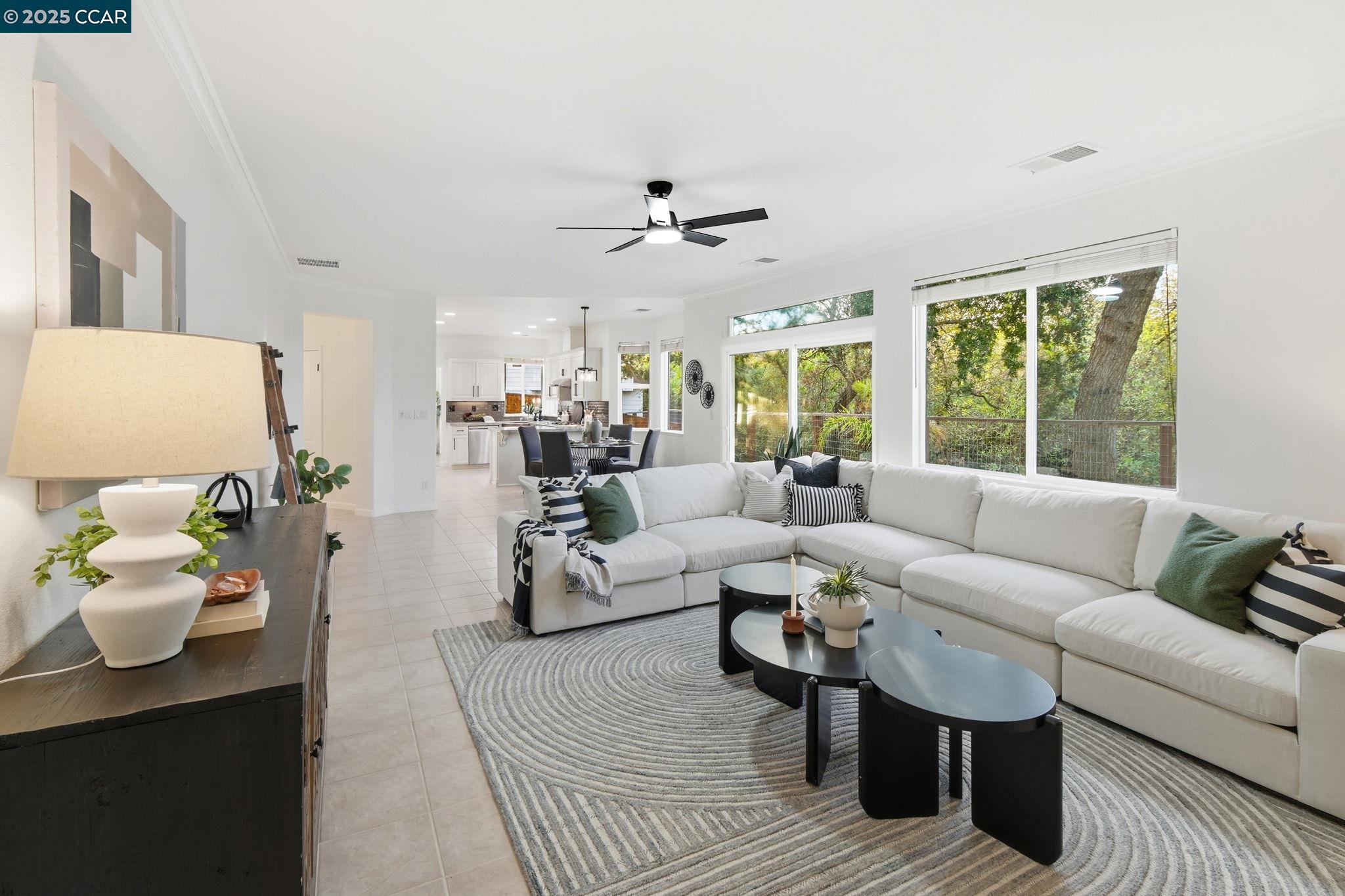 Detail Gallery Image 12 of 48 For 1975 Holly Creek Pl, Concord,  CA 94521 - 5 Beds | 3/2 Baths