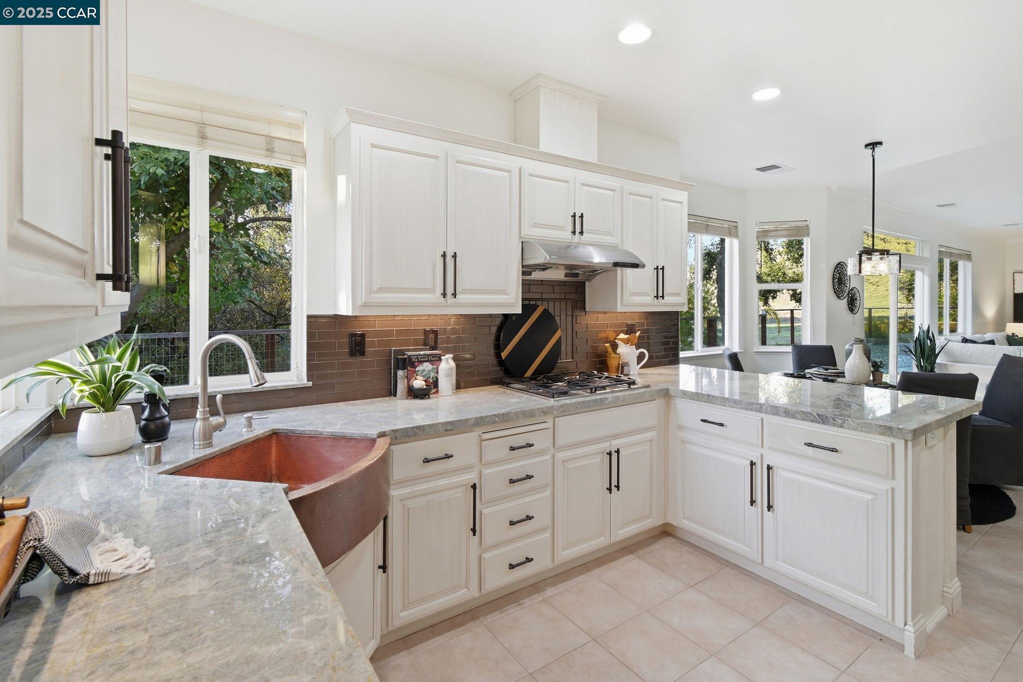 Detail Gallery Image 15 of 48 For 1975 Holly Creek Pl, Concord,  CA 94521 - 5 Beds | 3/2 Baths