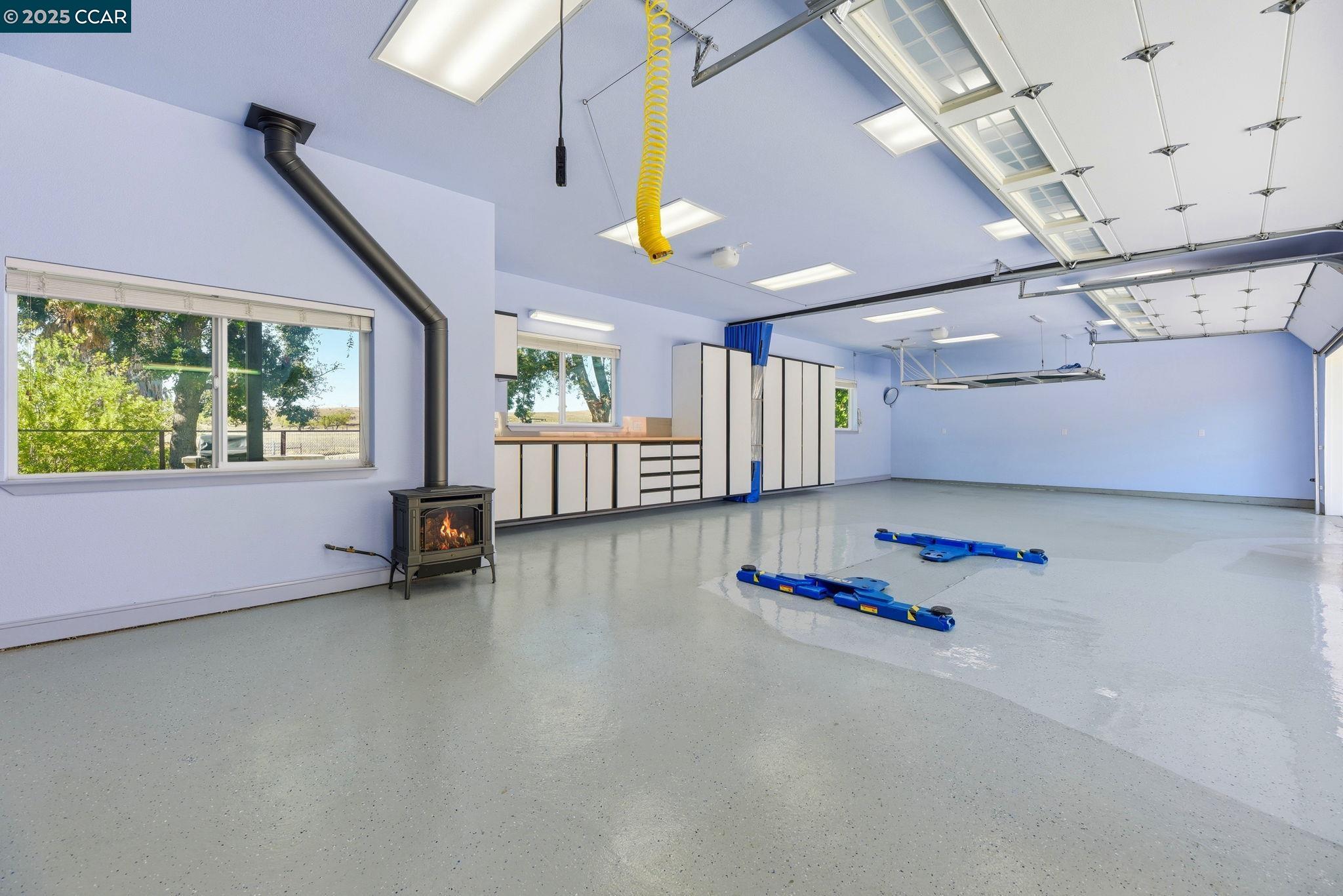 Detail Gallery Image 22 of 48 For 1975 Holly Creek Pl, Concord,  CA 94521 - 5 Beds | 3/2 Baths